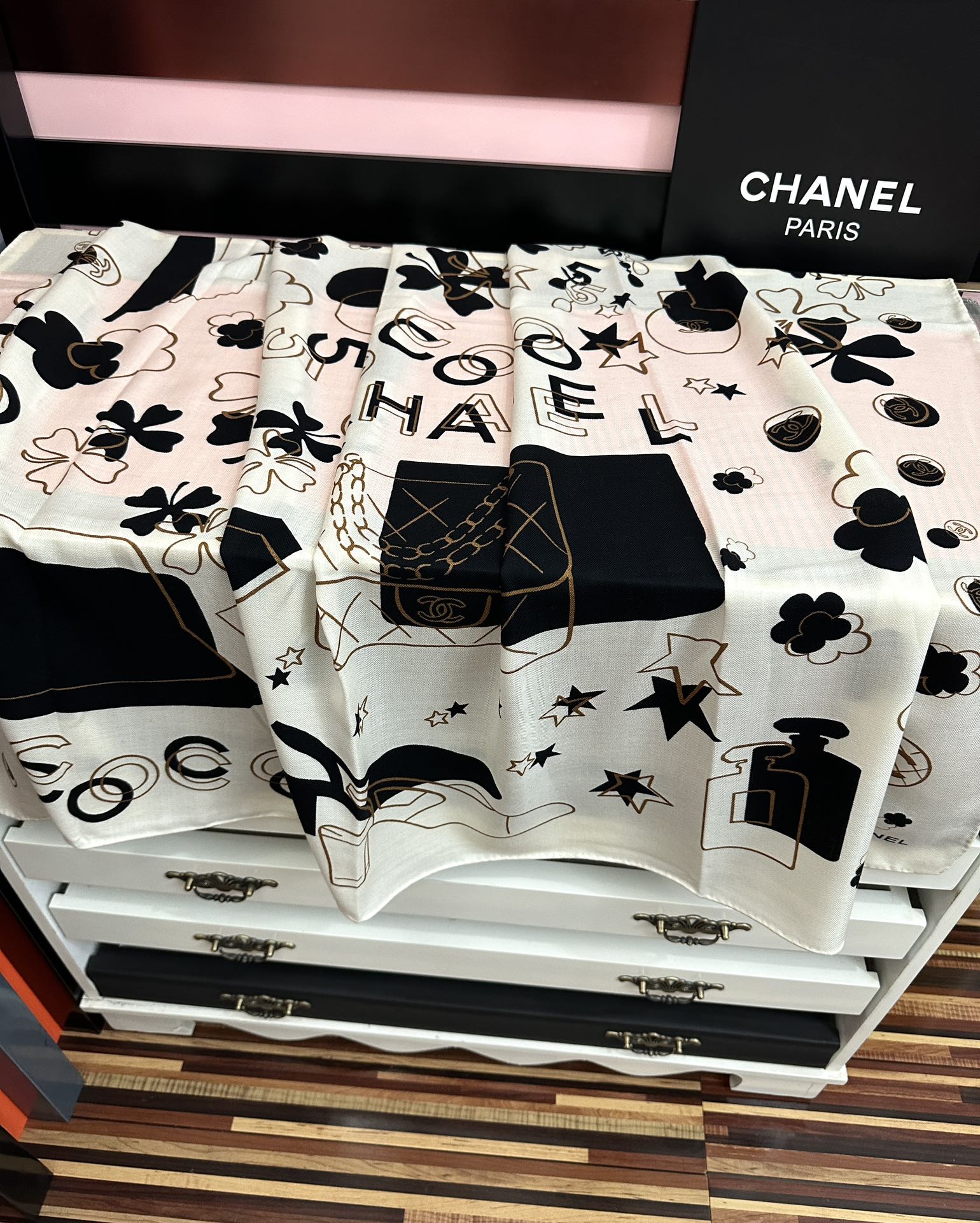 。香奈儿 【双面同色】经典双C优雅Coco风[礼物]~气质到骨子里[色]香奶奶新一季的面料超高级，真心超