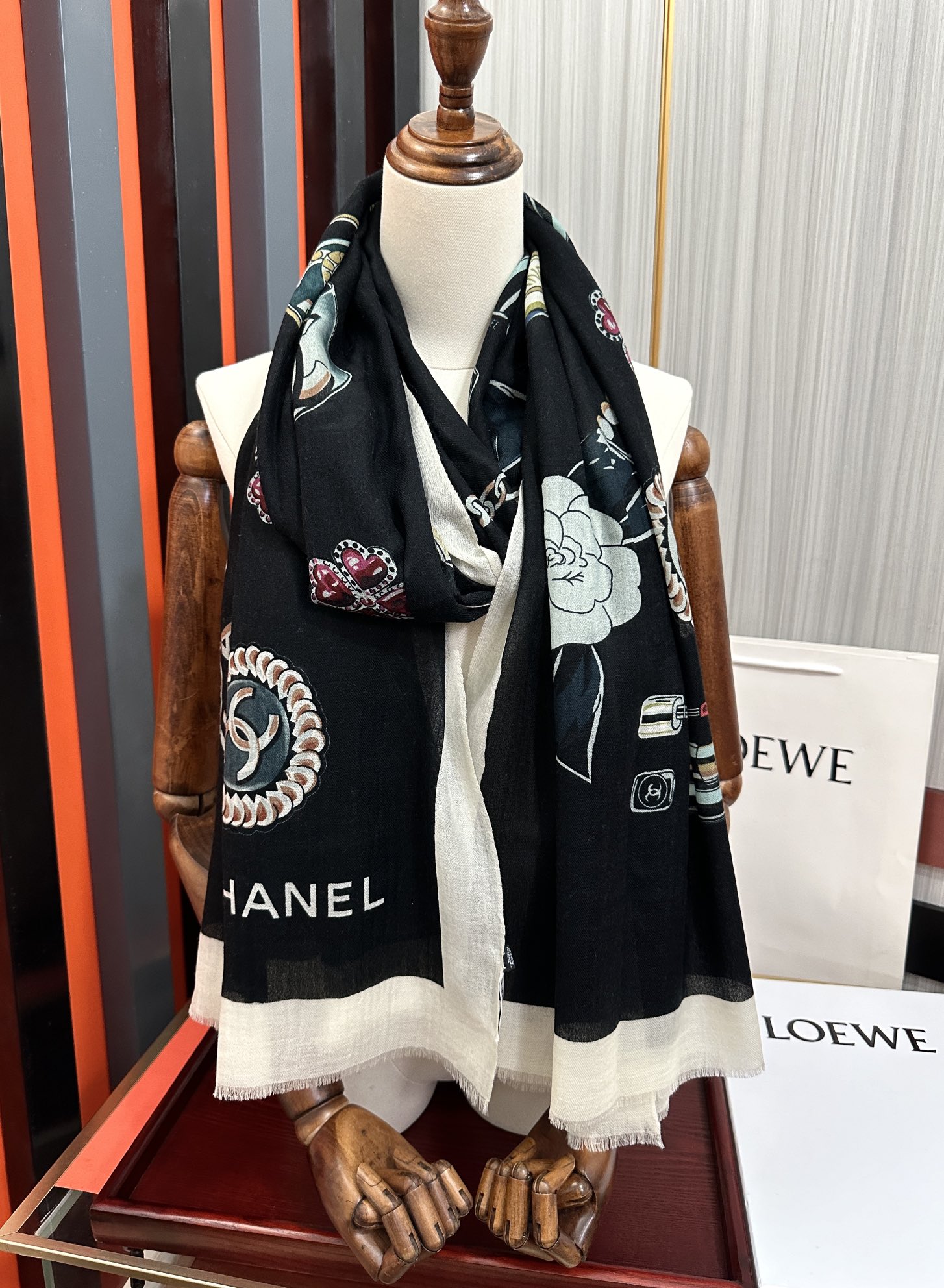 上新 小香，2026最新款‼️真心赞👍【双面戒指绒长巾】😘💍实物真心美 🎀披肩配以印花💓💃🏻无论设计喷绘