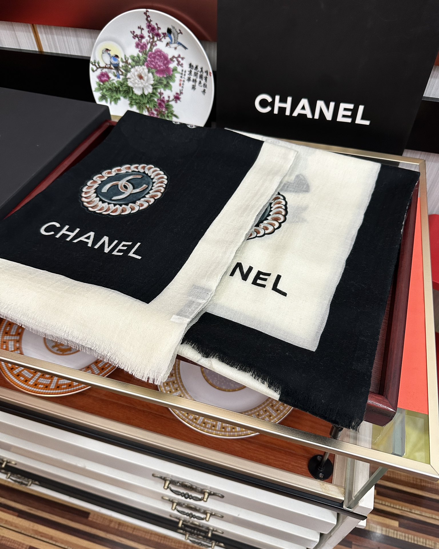 上新 小香，2026最新款‼️真心赞👍【双面戒指绒长巾】😘💍实物真心美 🎀披肩配以印花💓💃🏻无论设计喷绘