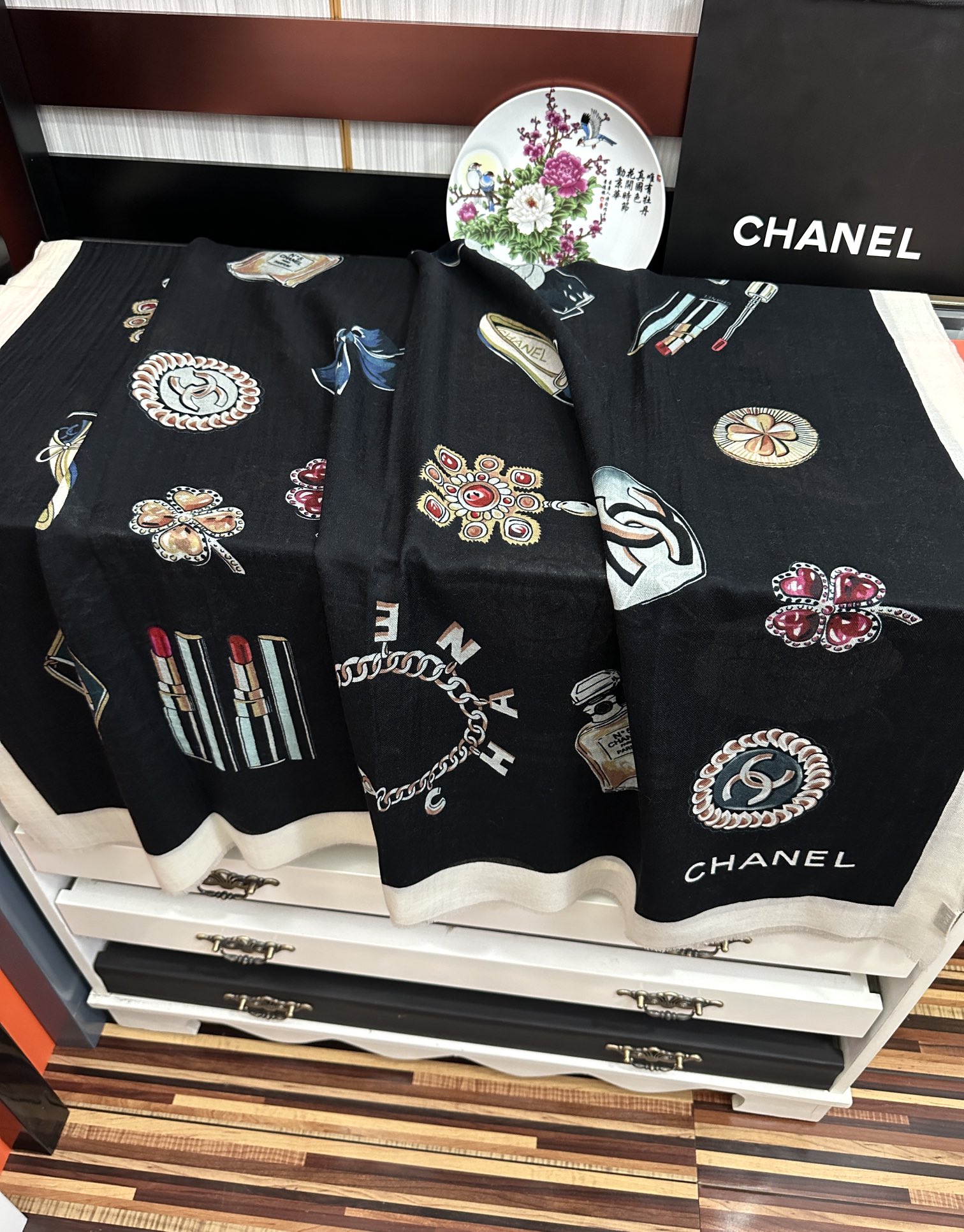 上新 小香，2026最新款‼️真心赞👍【双面戒指绒长巾】😘💍实物真心美 🎀披肩配以印花💓💃🏻无论设计喷绘