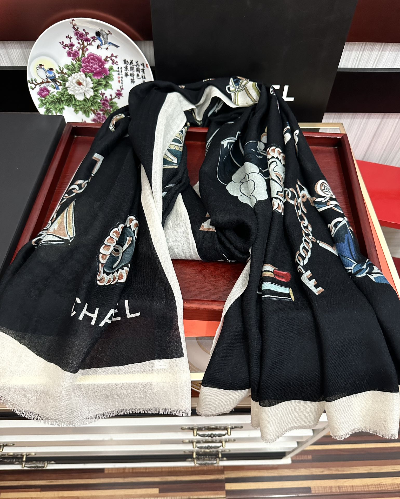 上新 小香，2026最新款‼️真心赞👍【双面戒指绒长巾】😘💍实物真心美 🎀披肩配以印花💓💃🏻无论设计喷绘