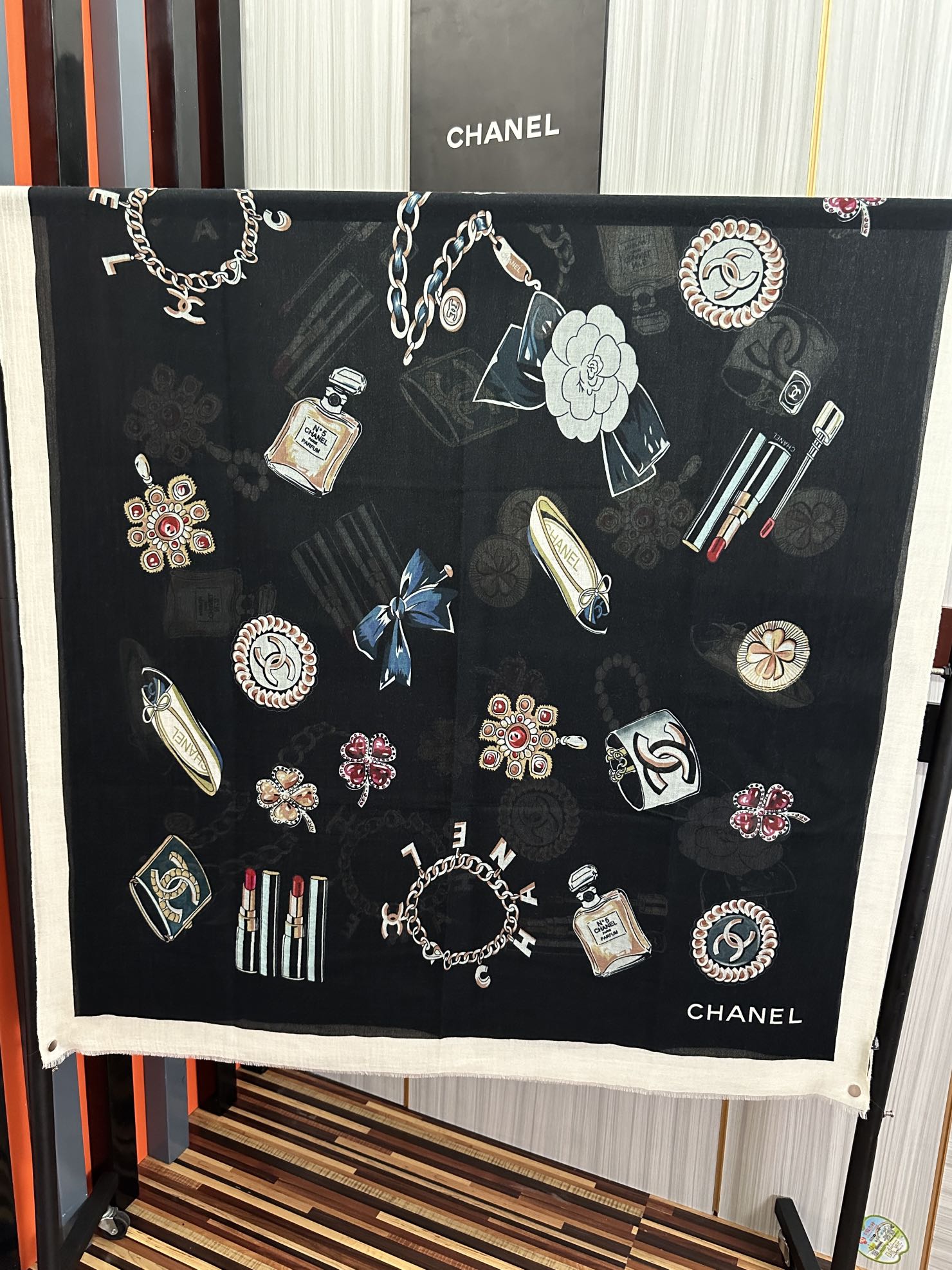 上新 小香，2026最新款‼️真心赞👍【双面戒指绒长巾】😘💍实物真心美 🎀披肩配以印花💓💃🏻无论设计喷绘