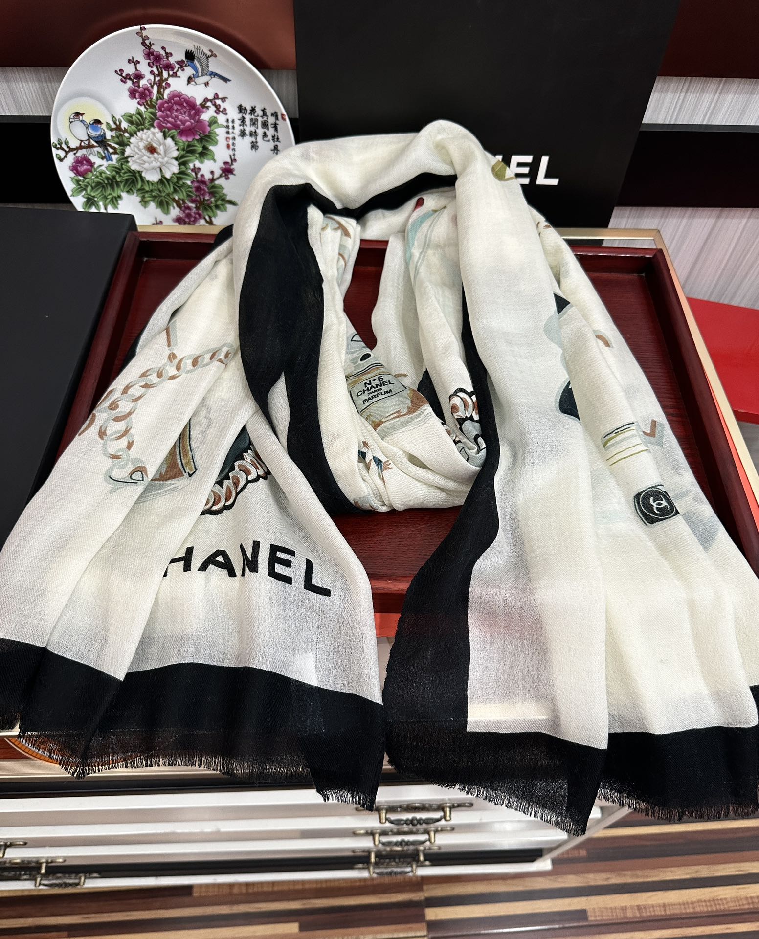 上新 小香，2026最新款‼️真心赞👍【双面戒指绒长巾】😘💍实物真心美 🎀披肩配以印花💓💃🏻无论设计喷绘