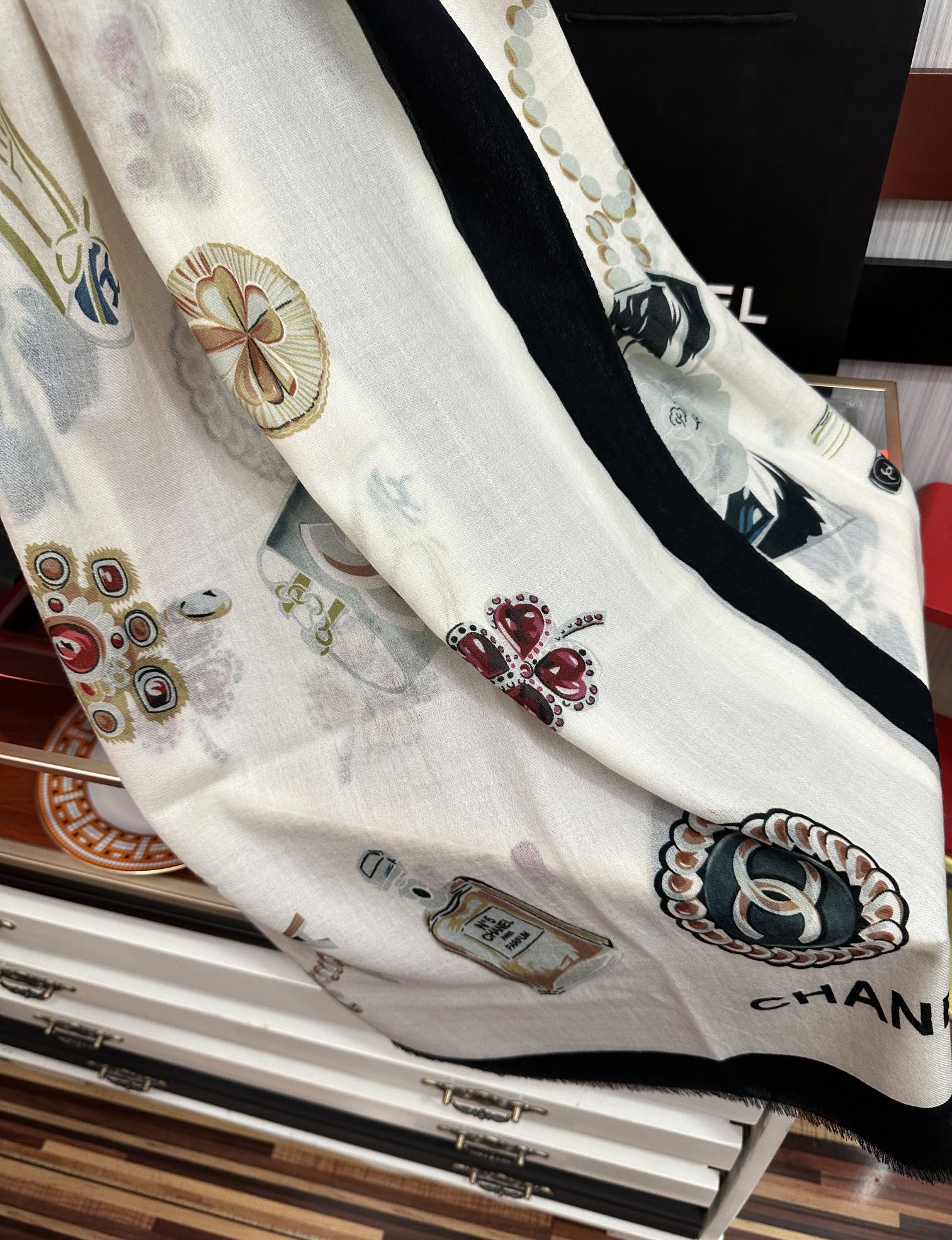 上新 小香，2026最新款‼️真心赞👍【双面戒指绒长巾】😘💍实物真心美 🎀披肩配以印花💓💃🏻无论设计喷绘