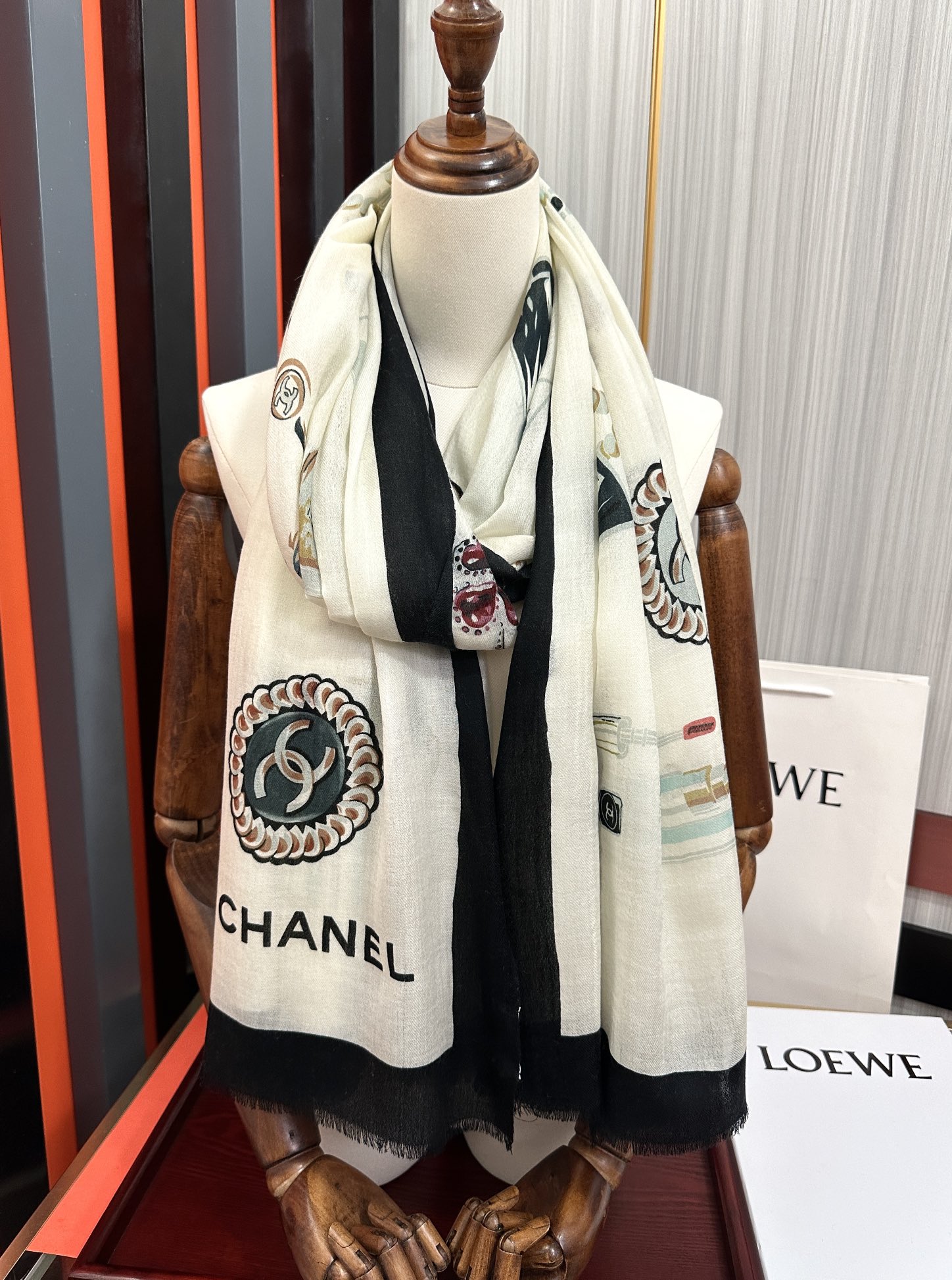 上新 小香，2026最新款‼️真心赞👍【双面戒指绒长巾】😘💍实物真心美 🎀披肩配以印花💓💃🏻无论设计喷绘