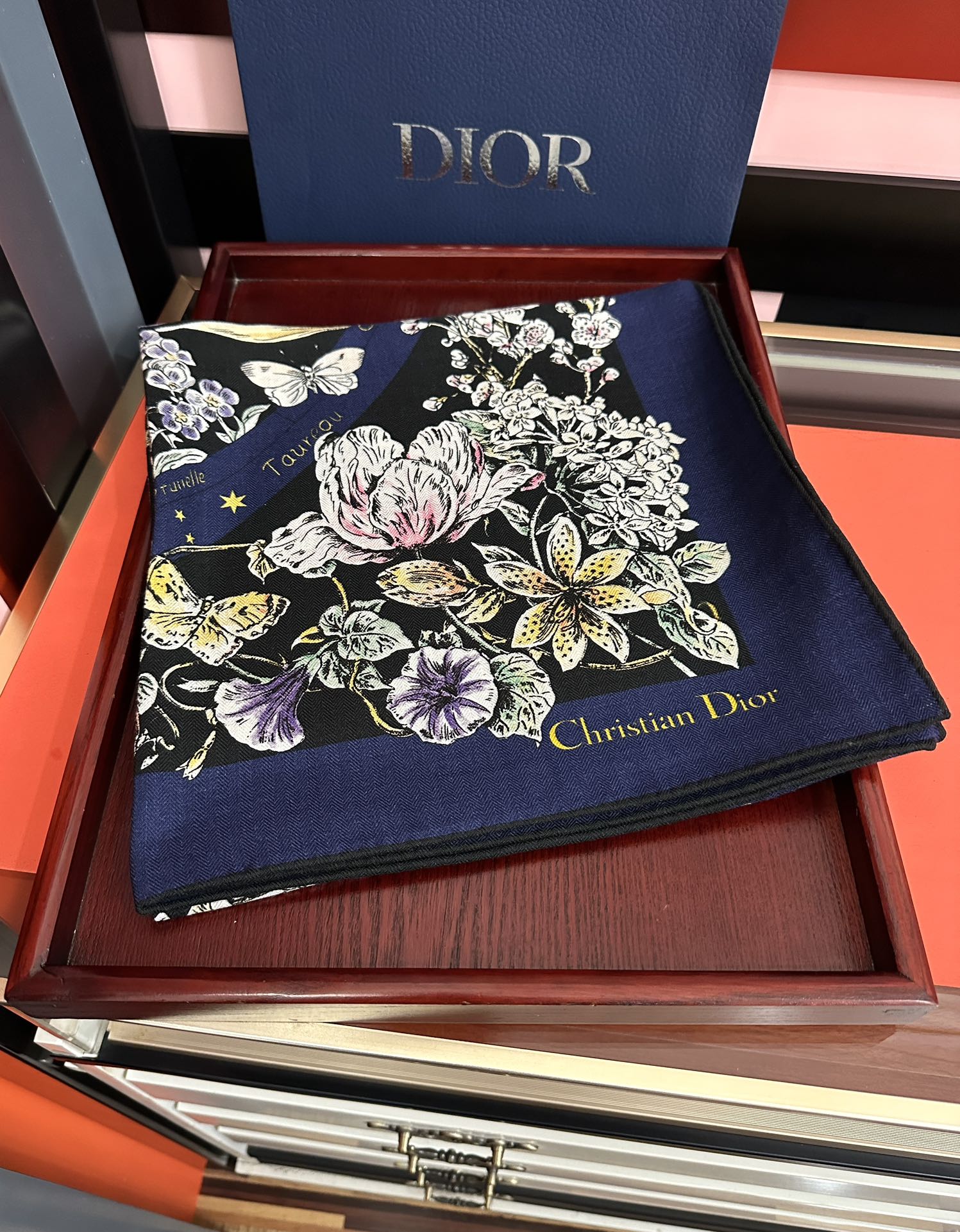 上新❤️迪奥 2026【花奔系列双面同色】经典优雅[礼物]~气质到骨子里[色]新一季的面料超高级，真心超