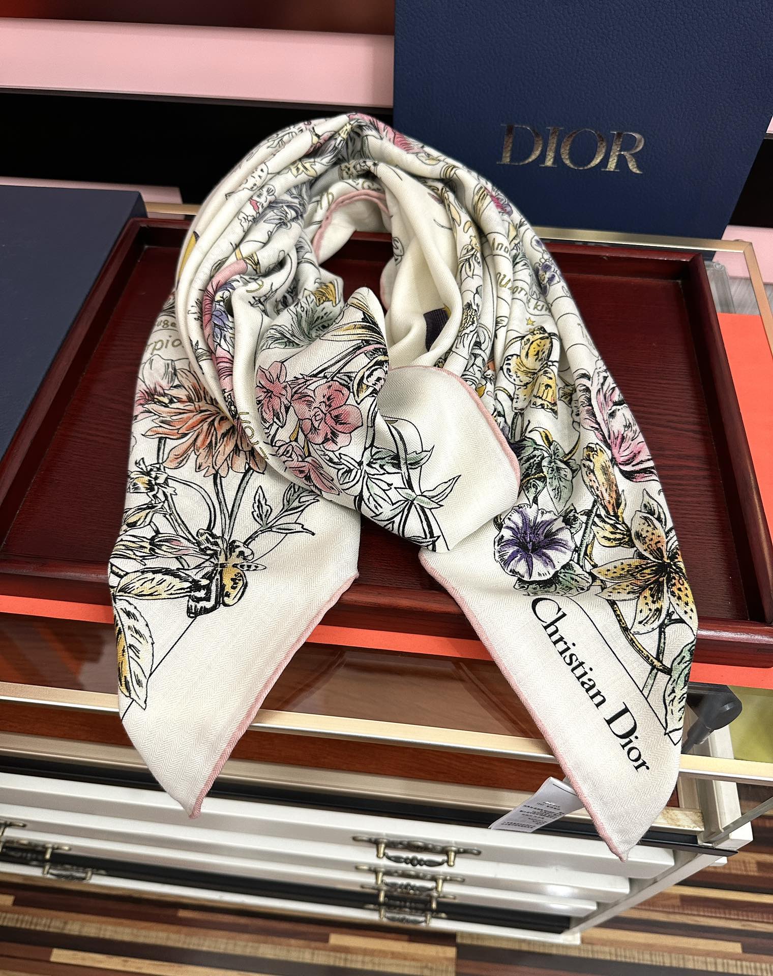 上新❤️迪奥 2026【花奔系列双面同色】经典优雅[礼物]~气质到骨子里[色]新一季的面料超高级，真心超