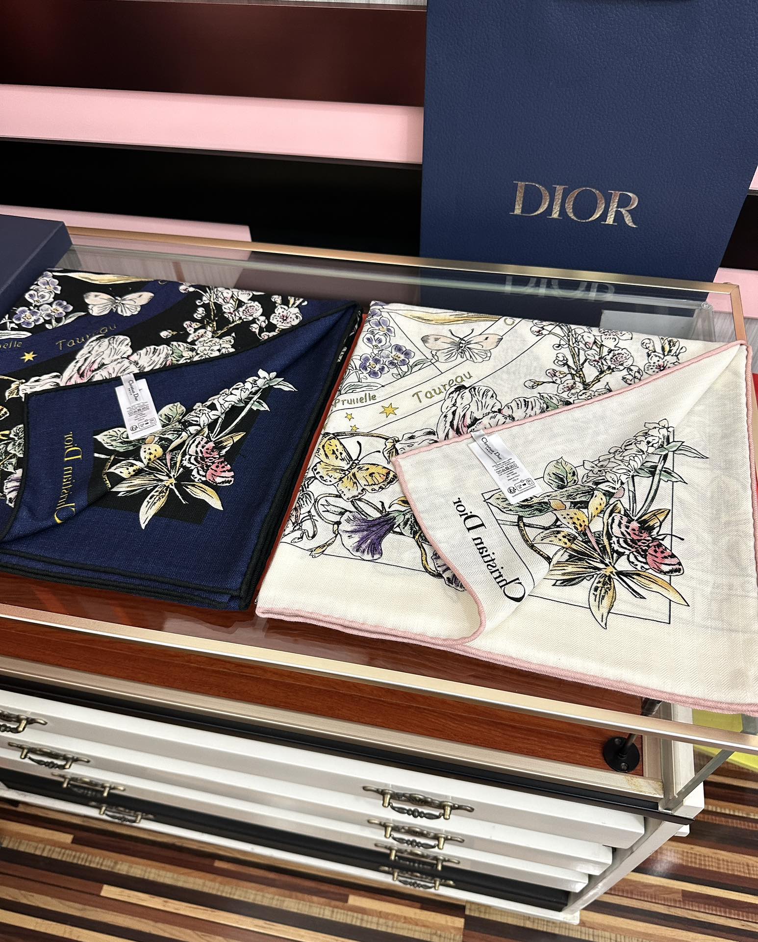 上新❤️迪奥 2026【花奔系列双面同色】经典优雅[礼物]~气质到骨子里[色]新一季的面料超高级，真心超