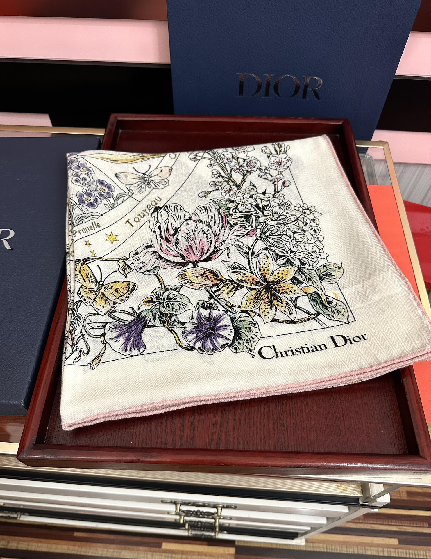 上新❤️迪奥 2026【花奔系列双面同色】经典优雅[礼物]~气质到骨子里[色]新一季的面料超高级，真心超