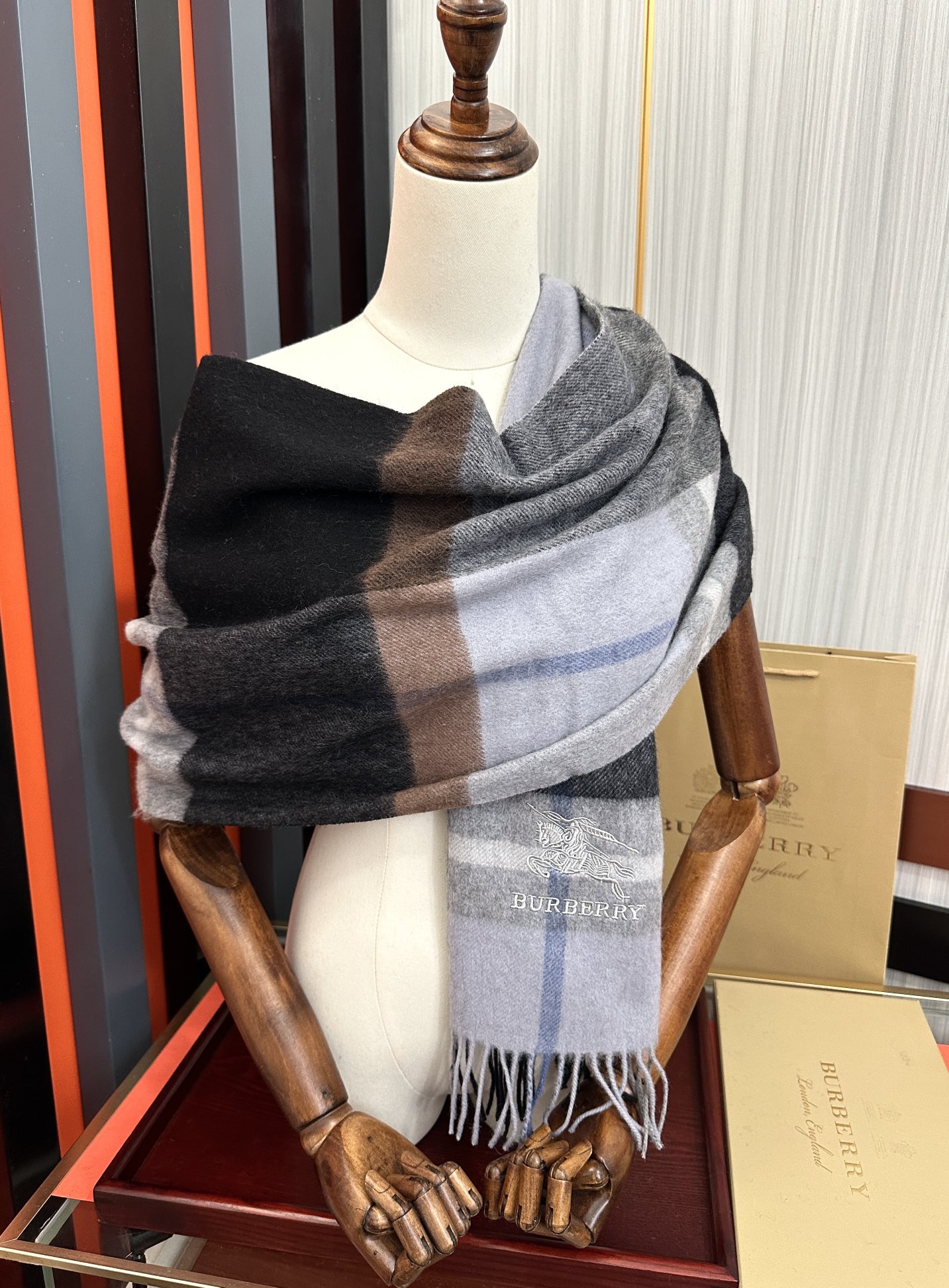 上新。巴宝莉2026 专柜新款💖男女通用情侣👫款，永不过时，上身效果非常棒👍质感醇尚的苏格兰风格💕采用纯