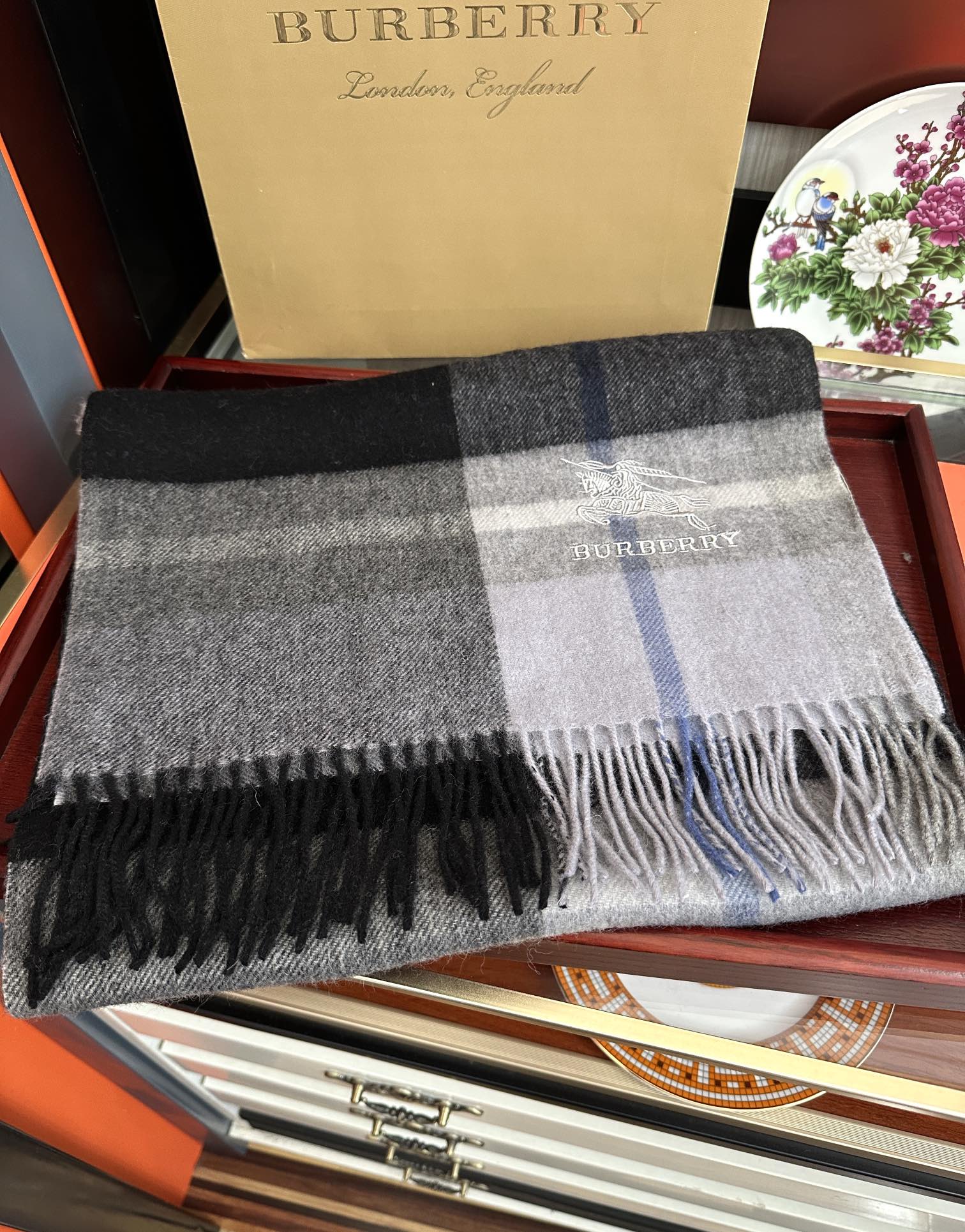 上新。巴宝莉2026 专柜新款💖男女通用情侣👫款，永不过时，上身效果非常棒👍质感醇尚的苏格兰风格💕采用纯