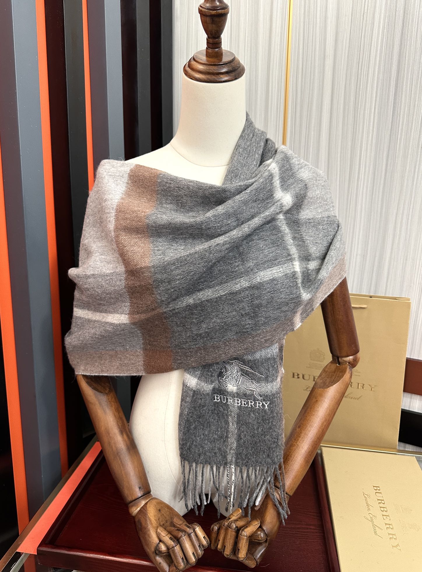 上新。巴宝莉2026 专柜新款💖男女通用情侣👫款，永不过时，上身效果非常棒👍质感醇尚的苏格兰风格💕采用纯