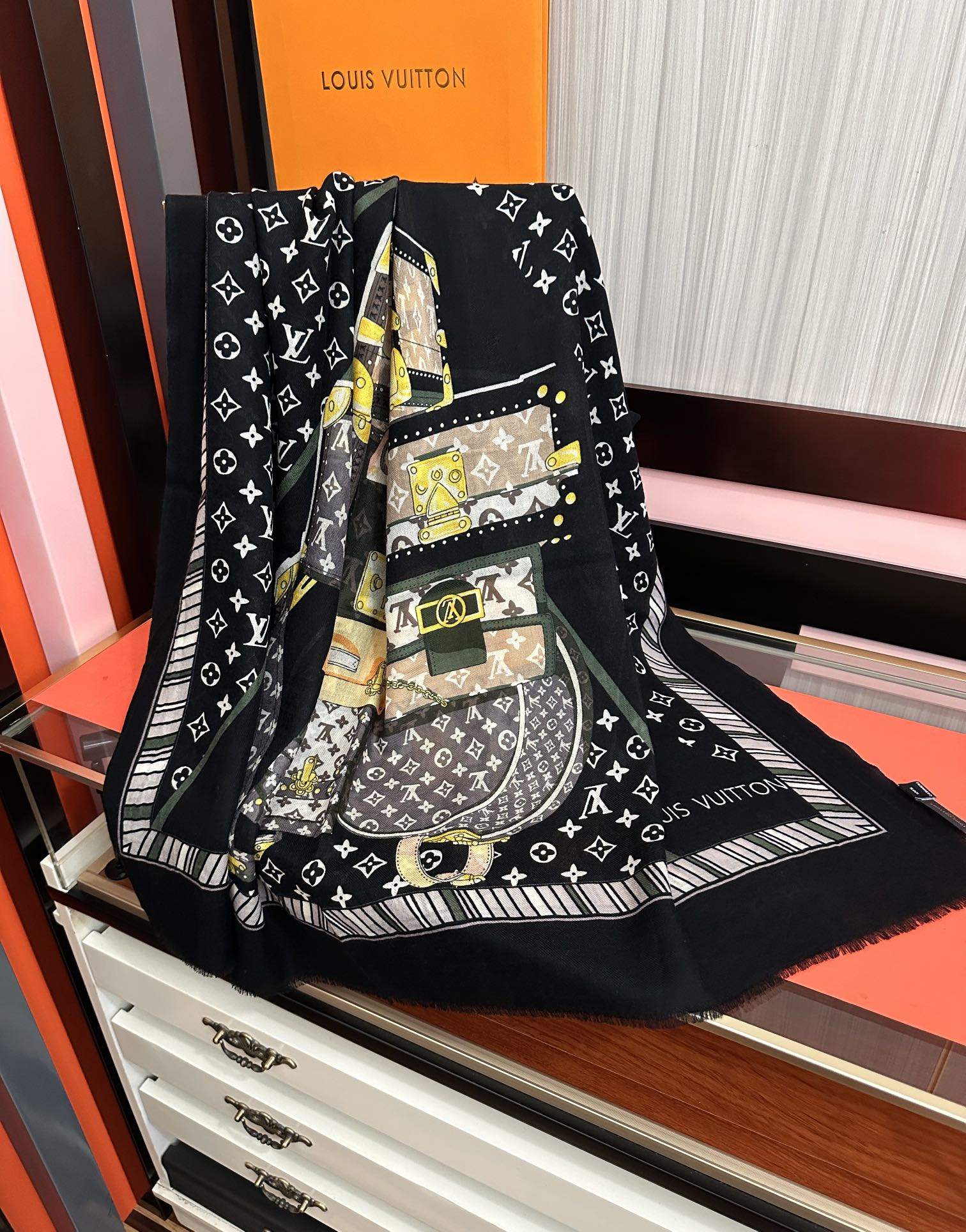 。上新L家2026新款最新款‼️顶级设计太美了，真心赞👍【L戒指绒长巾】😘💍实物真心美 🎀披肩配以印花💓