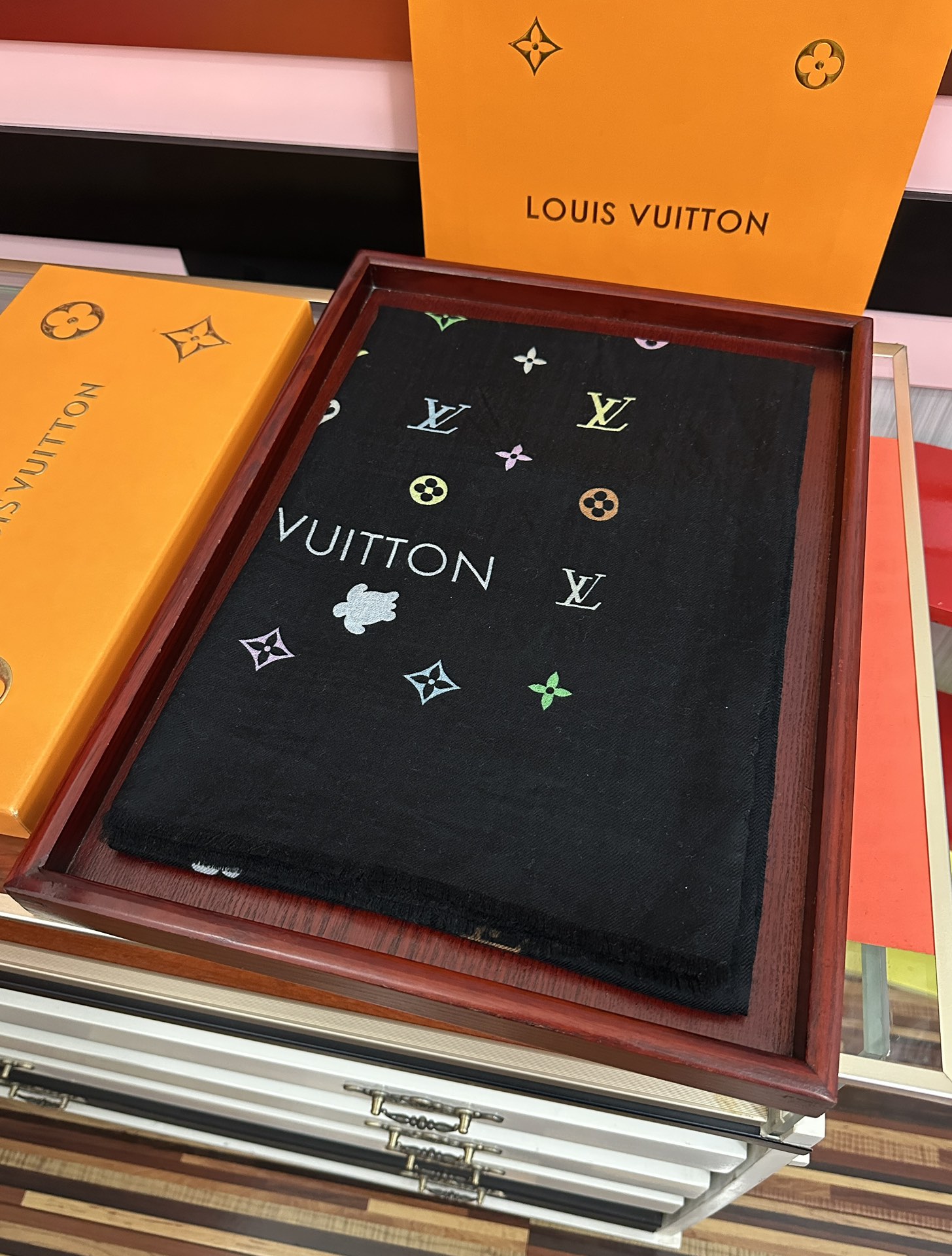 。新款 L 家 2026 最新款[得意]真心赞👍【戒指绒长巾】😘💍实物真心美 🎀披肩配以印花💓💃🏻无论设