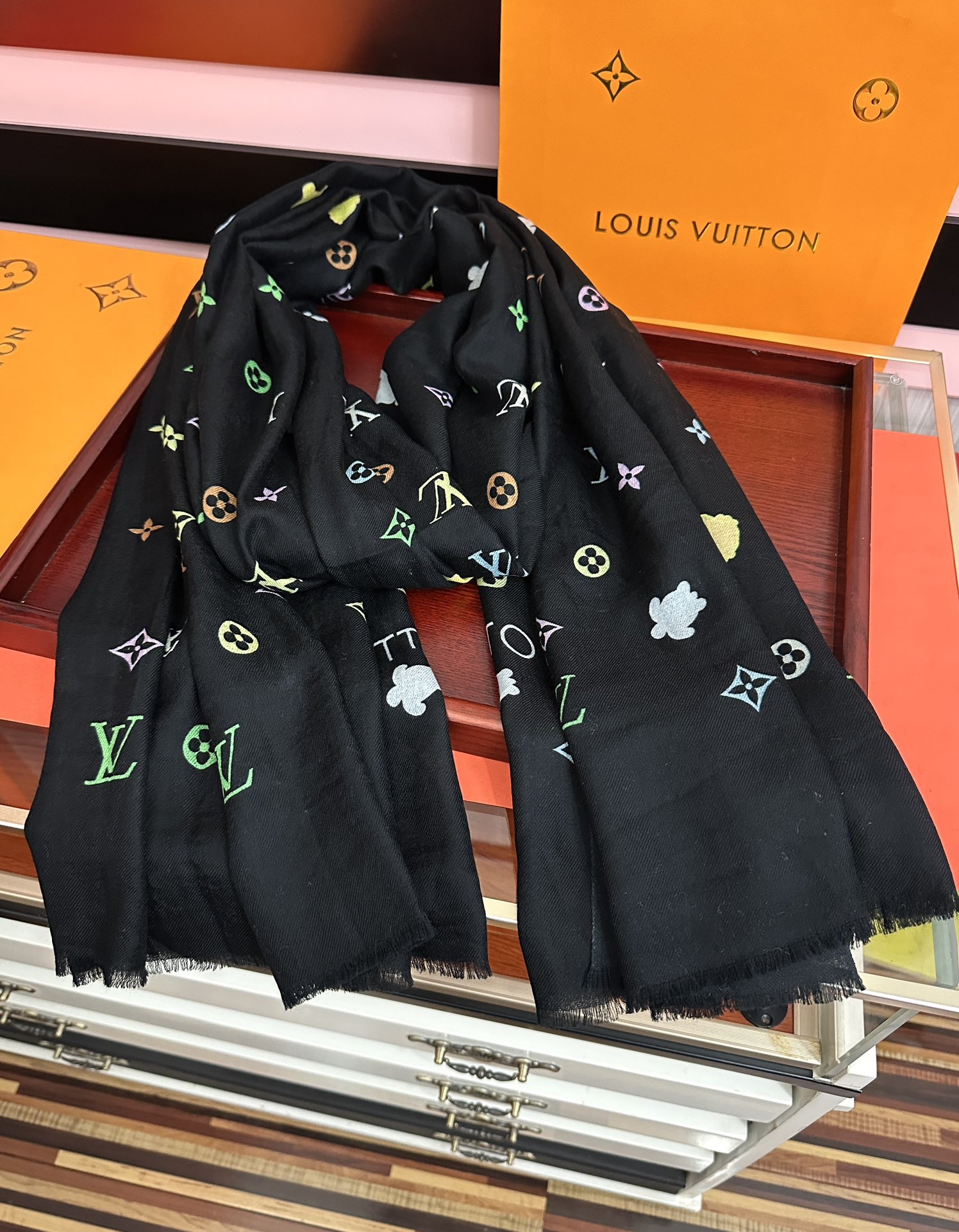 。新款 L 家 2026 最新款[得意]真心赞👍【戒指绒长巾】😘💍实物真心美 🎀披肩配以印花💓💃🏻无论设