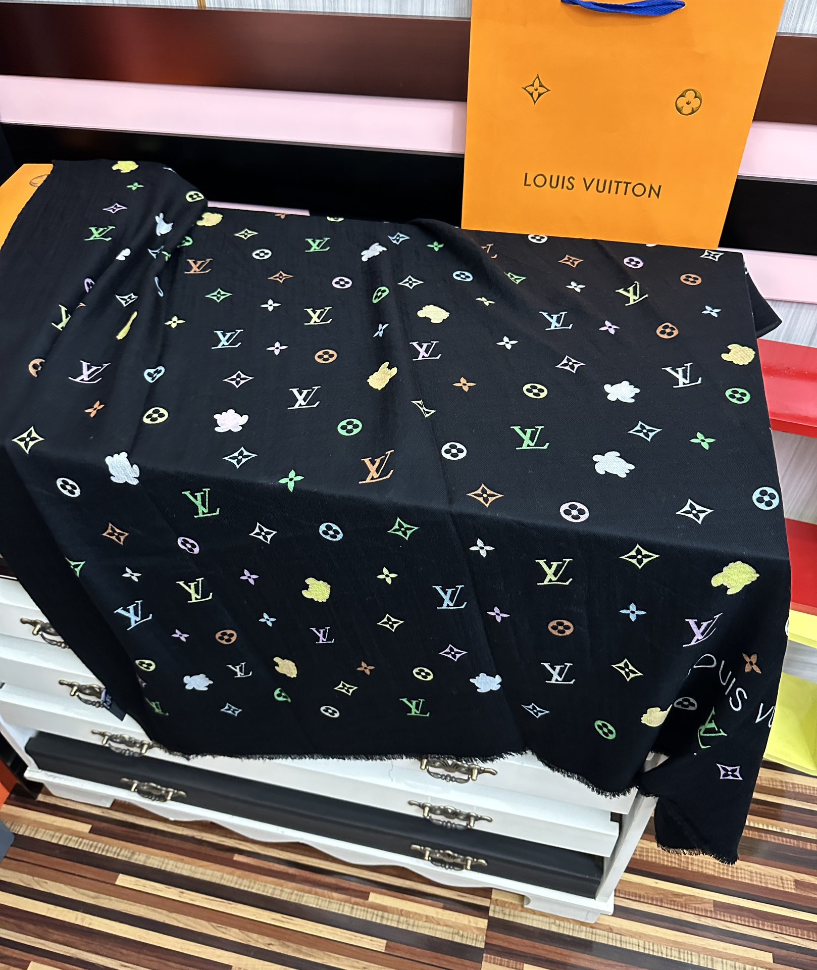 。新款 L 家 2026 最新款[得意]真心赞👍【戒指绒长巾】😘💍实物真心美 🎀披肩配以印花💓💃🏻无论设