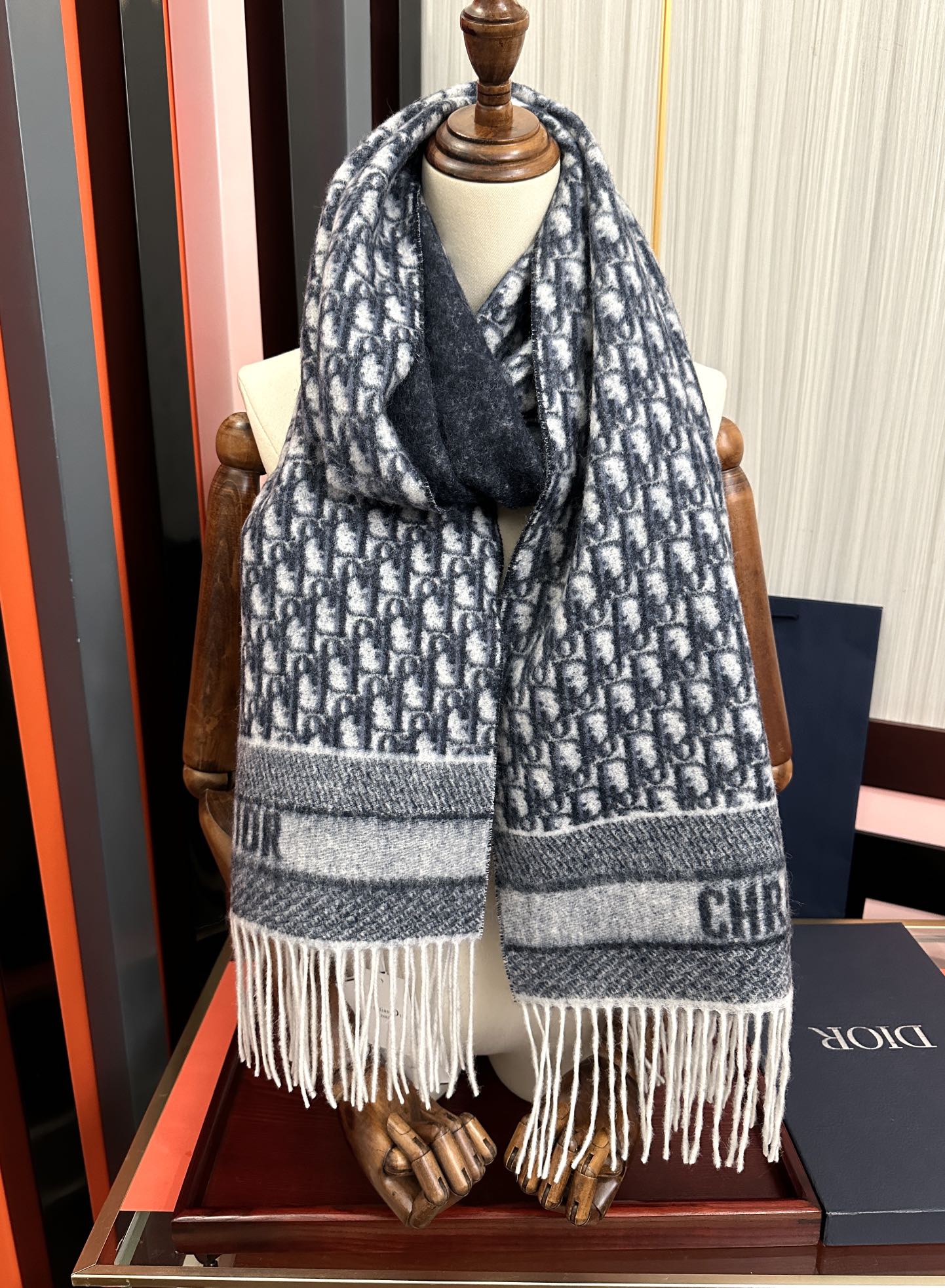 。高版本 好质量（迪奥）最新款 ·[庆祝]这款 Oblique 印花围巾重新诠释 Dior 经典标识[得