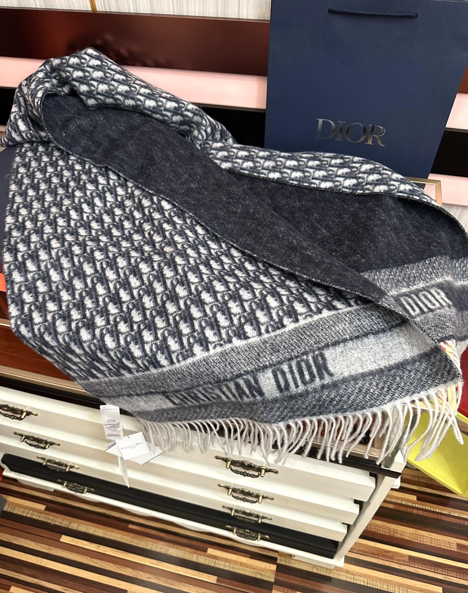 。高版本 好质量（迪奥）最新款 ·[庆祝]这款 Oblique 印花围巾重新诠释 Dior 经典标识[得