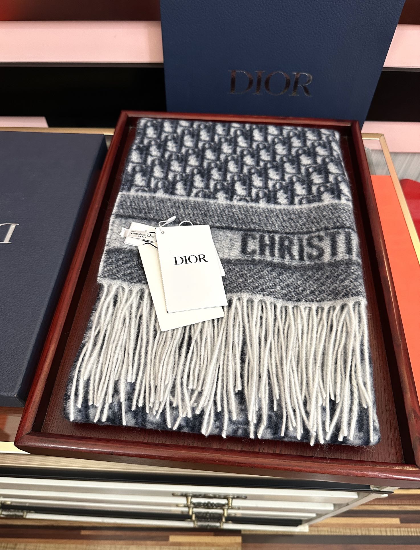 。高版本 好质量（迪奥）最新款 ·[庆祝]这款 Oblique 印花围巾重新诠释 Dior 经典标识[得