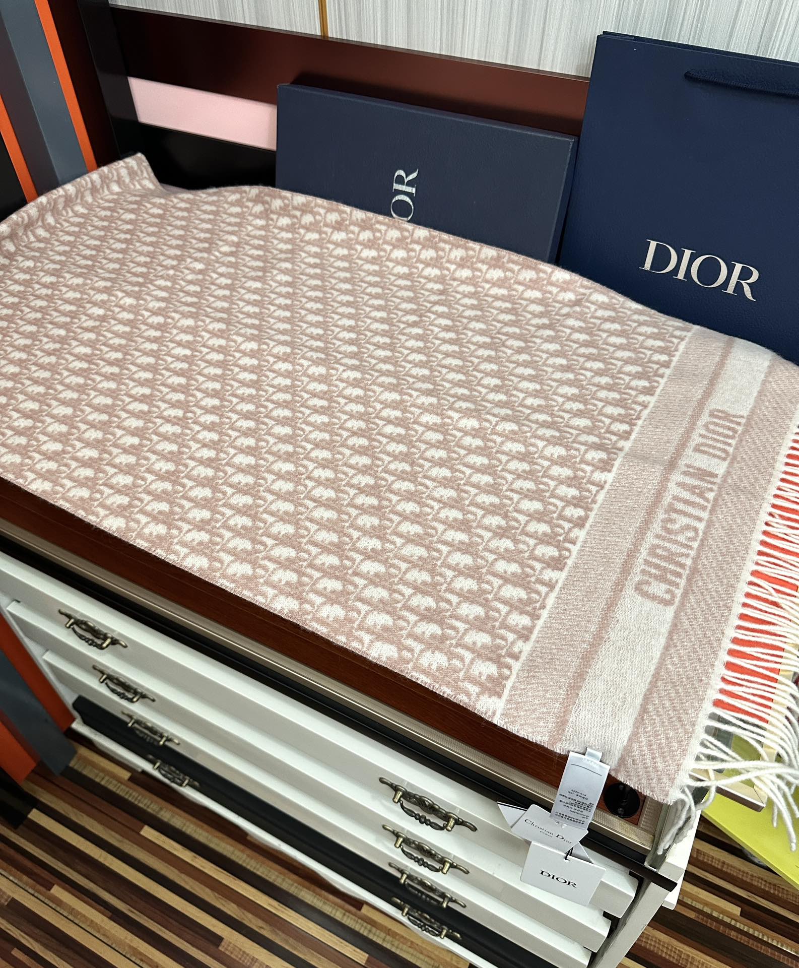 。高版本 好质量（迪奥）最新款 ·[庆祝]这款 Oblique 印花围巾重新诠释 Dior 经典标识[得