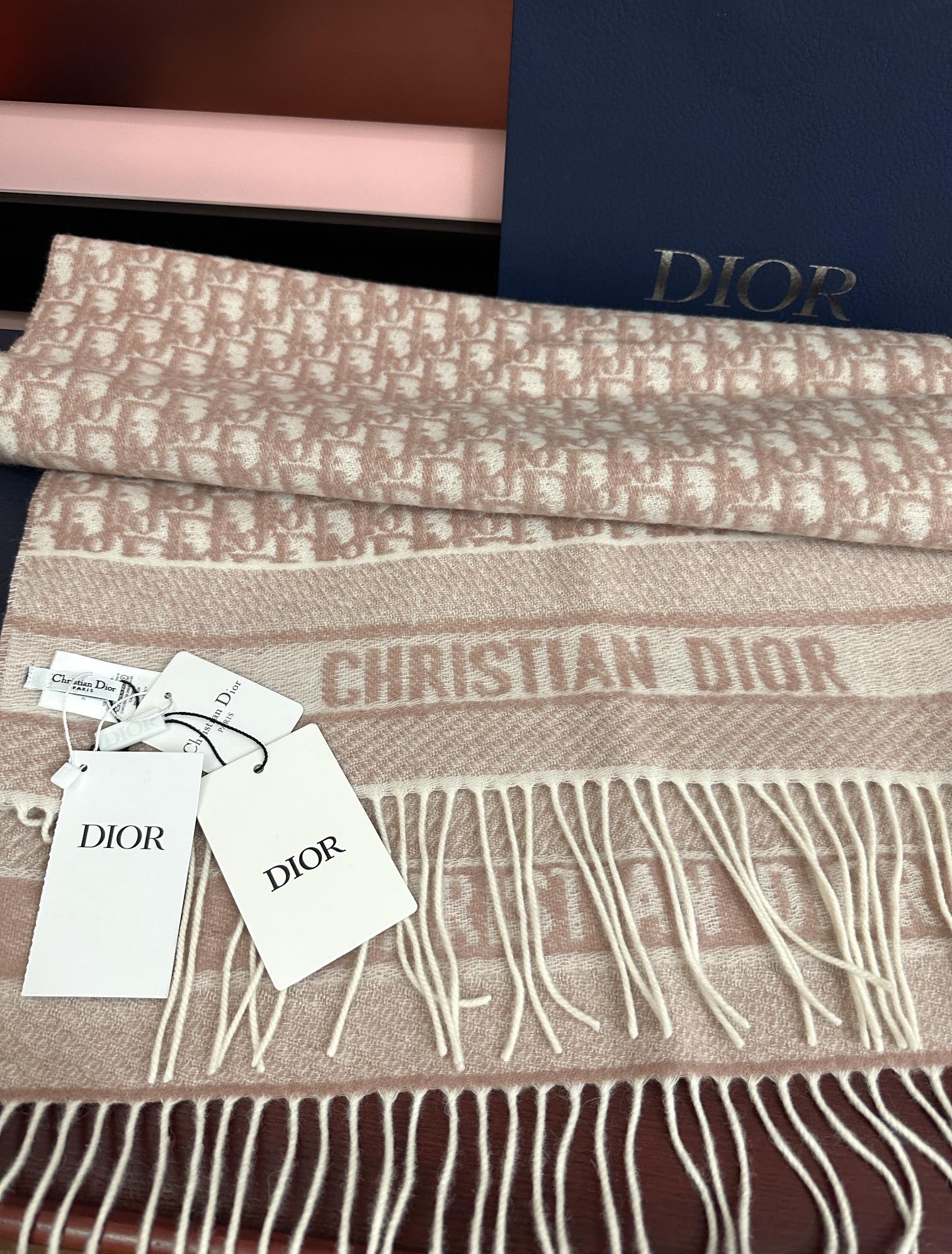 。高版本 好质量（迪奥）最新款 ·[庆祝]这款 Oblique 印花围巾重新诠释 Dior 经典标识[得