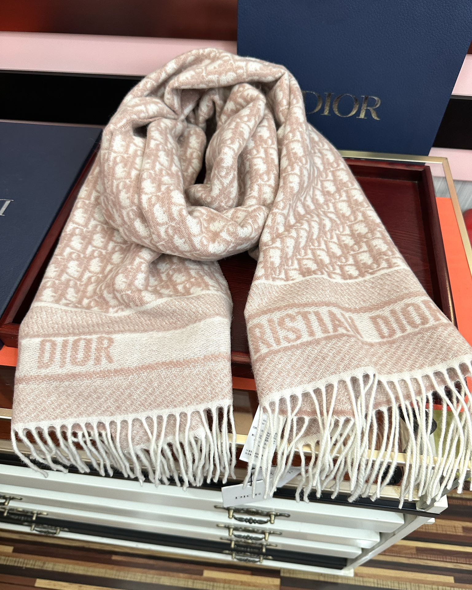 。高版本 好质量（迪奥）最新款 ·[庆祝]这款 Oblique 印花围巾重新诠释 Dior 经典标识[得