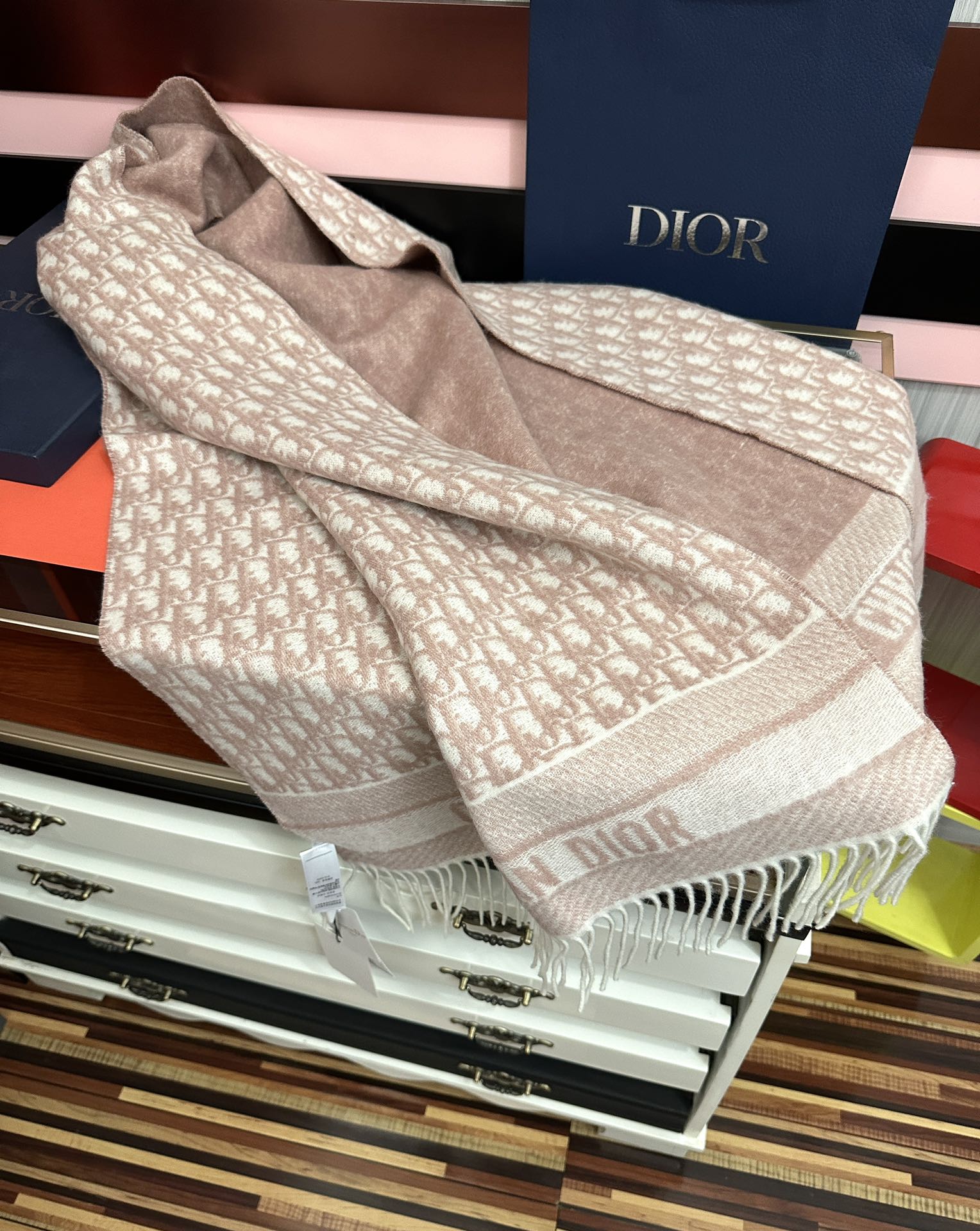 。高版本 好质量（迪奥）最新款 ·[庆祝]这款 Oblique 印花围巾重新诠释 Dior 经典标识[得