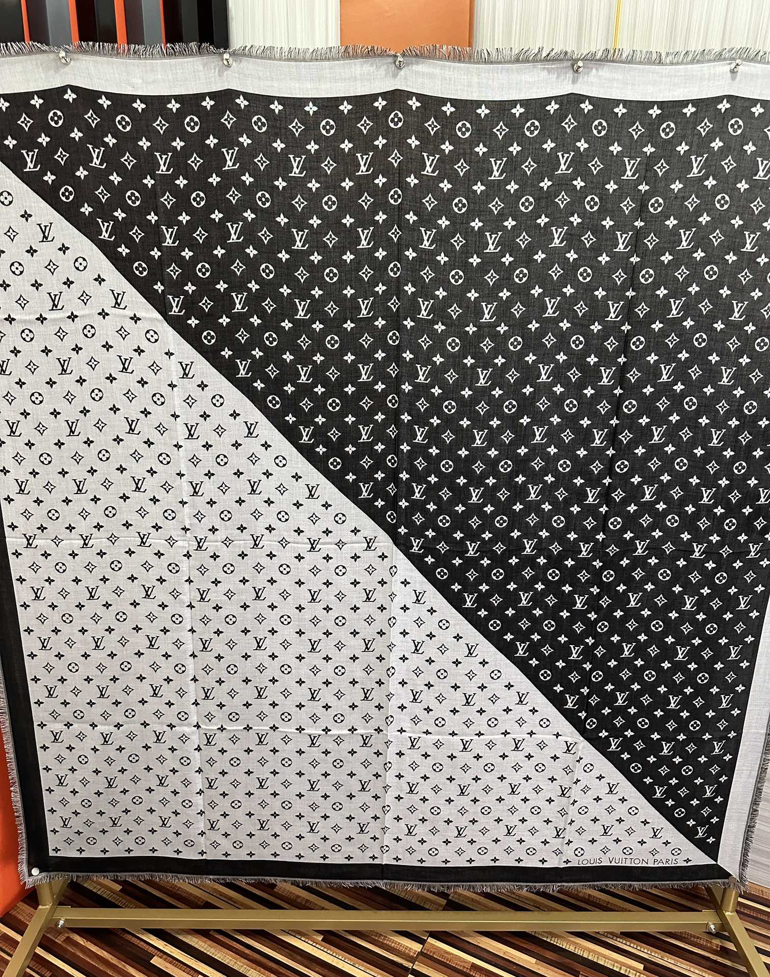 。LV 2026重磅推荐经典款L家人手必败一条最最经典款💪🏻💪🏻采用暗纹提花🌺🌺🌺技术重新演绎Monog