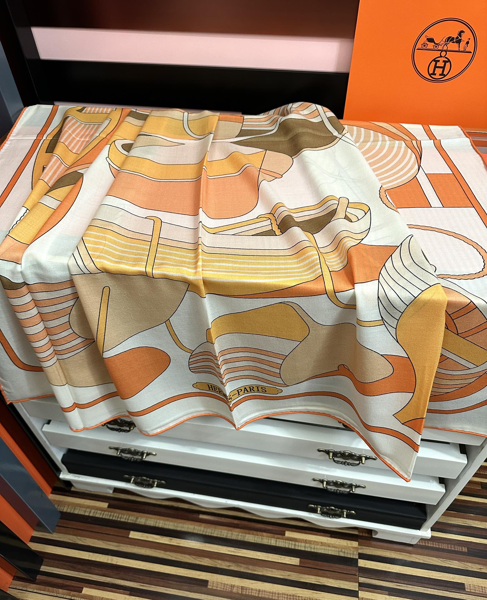 。爱马仕2026 秋冬新款[爱心]【马术学院】新一季丝巾采购清单估计各位养马人们已经列好了[太阳]我就不