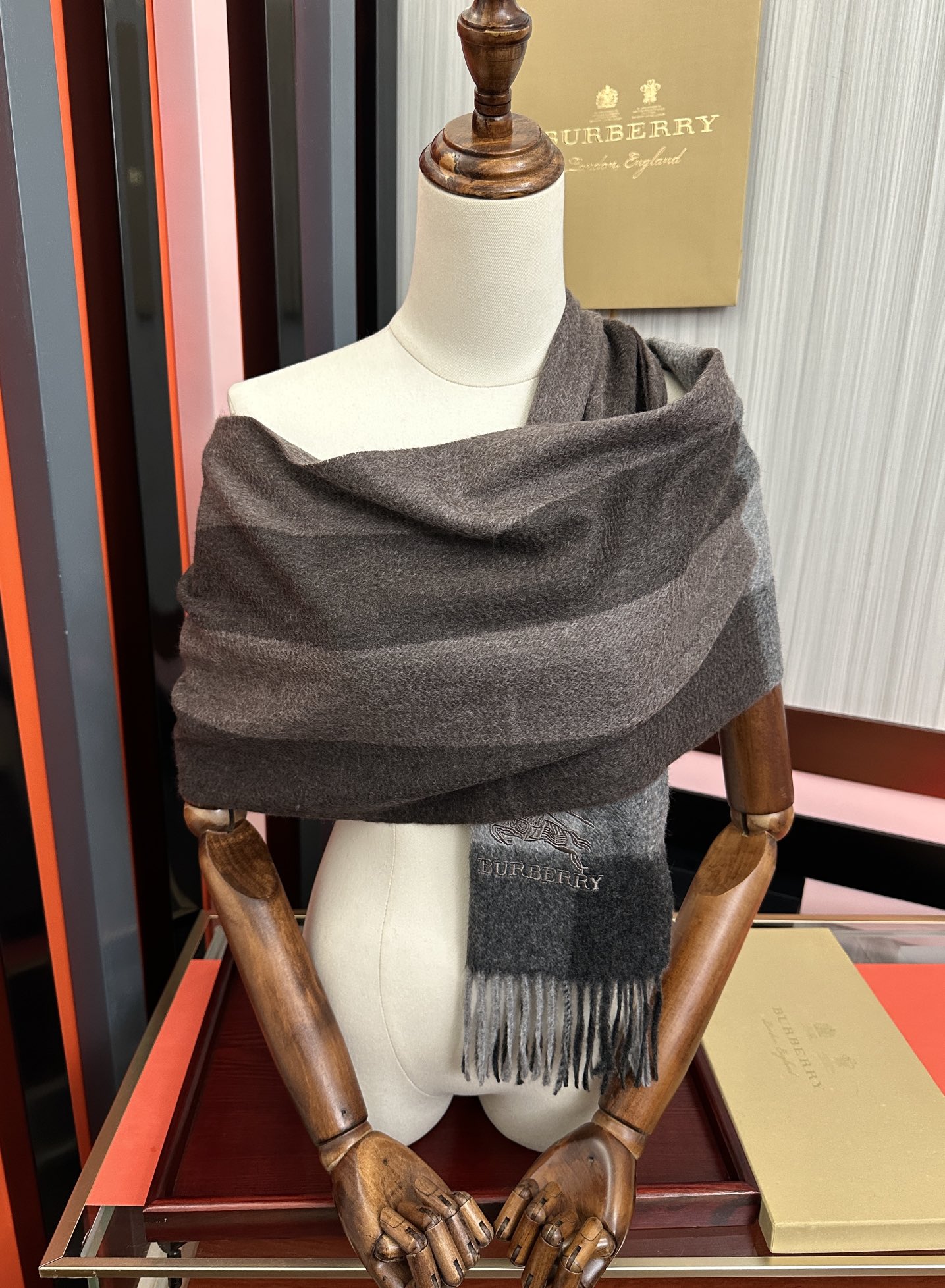 新款。巴宝莉100%羊绒 2026最爆款【采用内蒙古山羊绒】🎉男女士情侣款👫围巾‼️太美了😎让人耳目一新