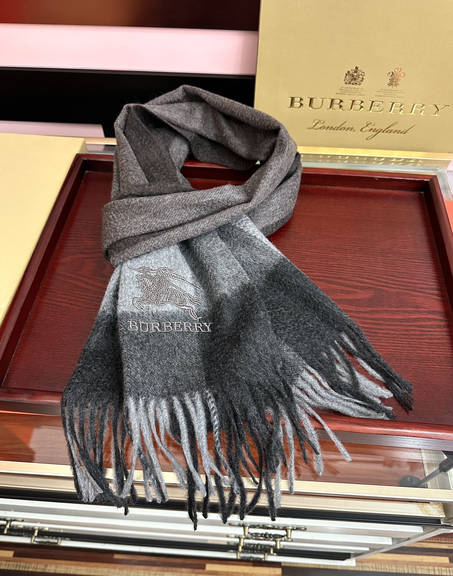 新款。巴宝莉100%羊绒 2026最爆款【采用内蒙古山羊绒】🎉男女士情侣款👫围巾‼️太美了😎让人耳目一新