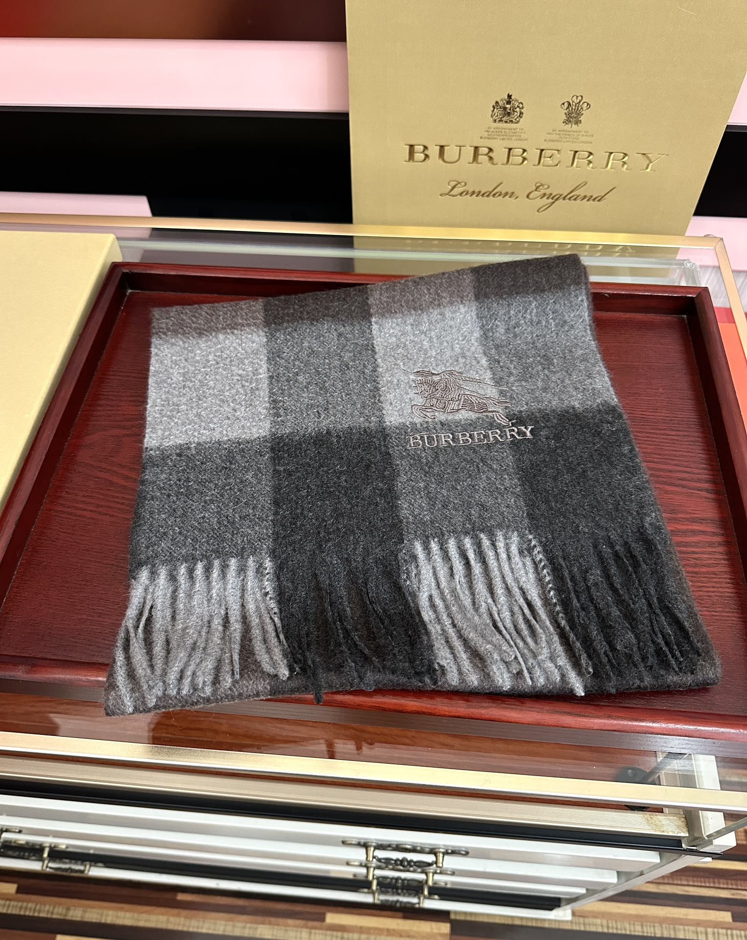 新款。巴宝莉100%羊绒 2026最爆款【采用内蒙古山羊绒】🎉男女士情侣款👫围巾‼️太美了😎让人耳目一新