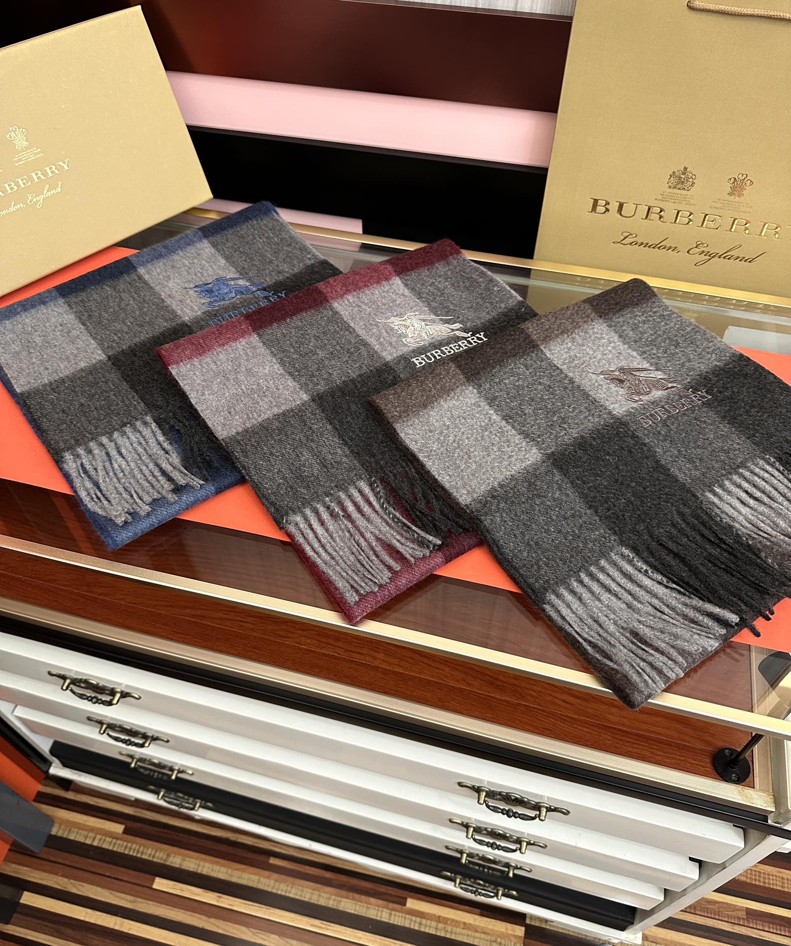 新款。巴宝莉100%羊绒 2026最爆款【采用内蒙古山羊绒】🎉男女士情侣款👫围巾‼️太美了😎让人耳目一新