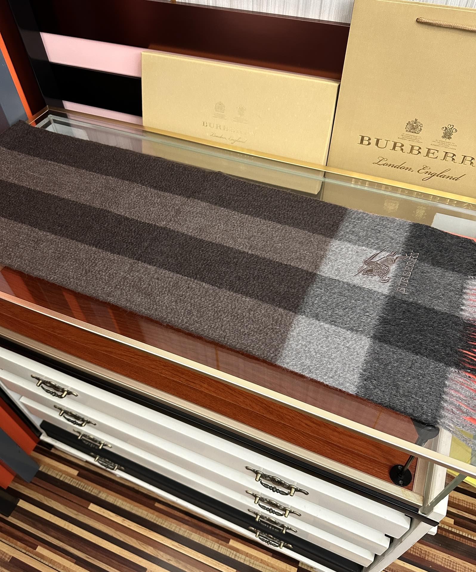 新款。巴宝莉100%羊绒 2026最爆款【采用内蒙古山羊绒】🎉男女士情侣款👫围巾‼️太美了😎让人耳目一新