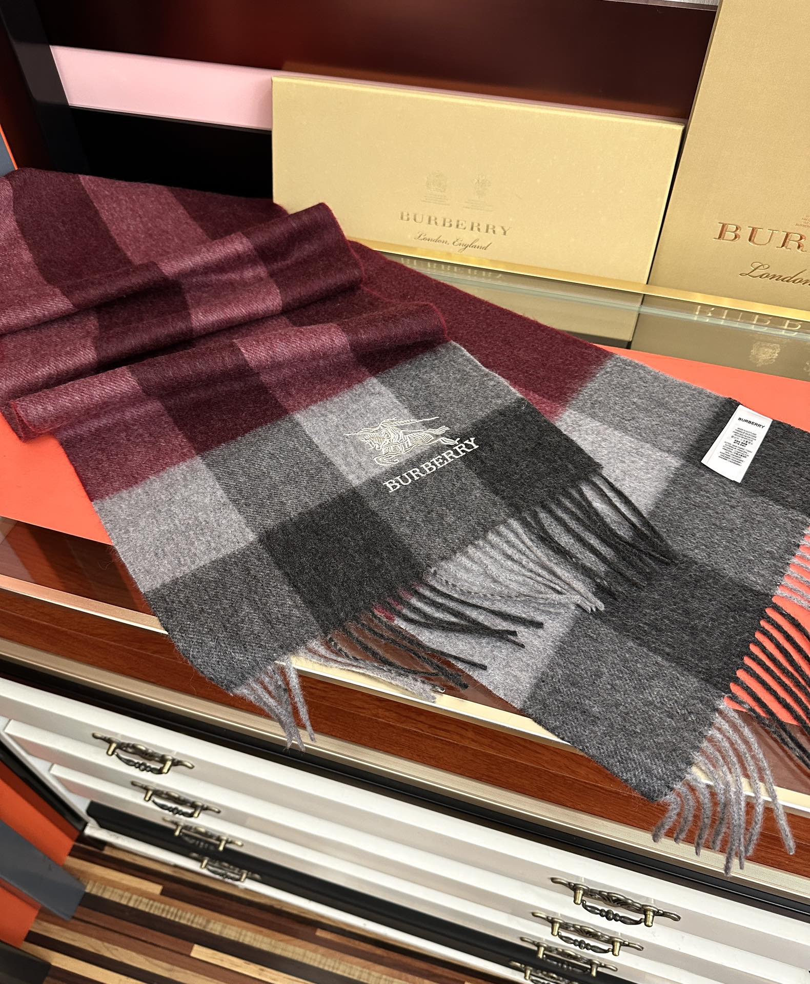 新款。巴宝莉100%羊绒 2026最爆款【采用内蒙古山羊绒】🎉男女士情侣款👫围巾‼️太美了😎让人耳目一新