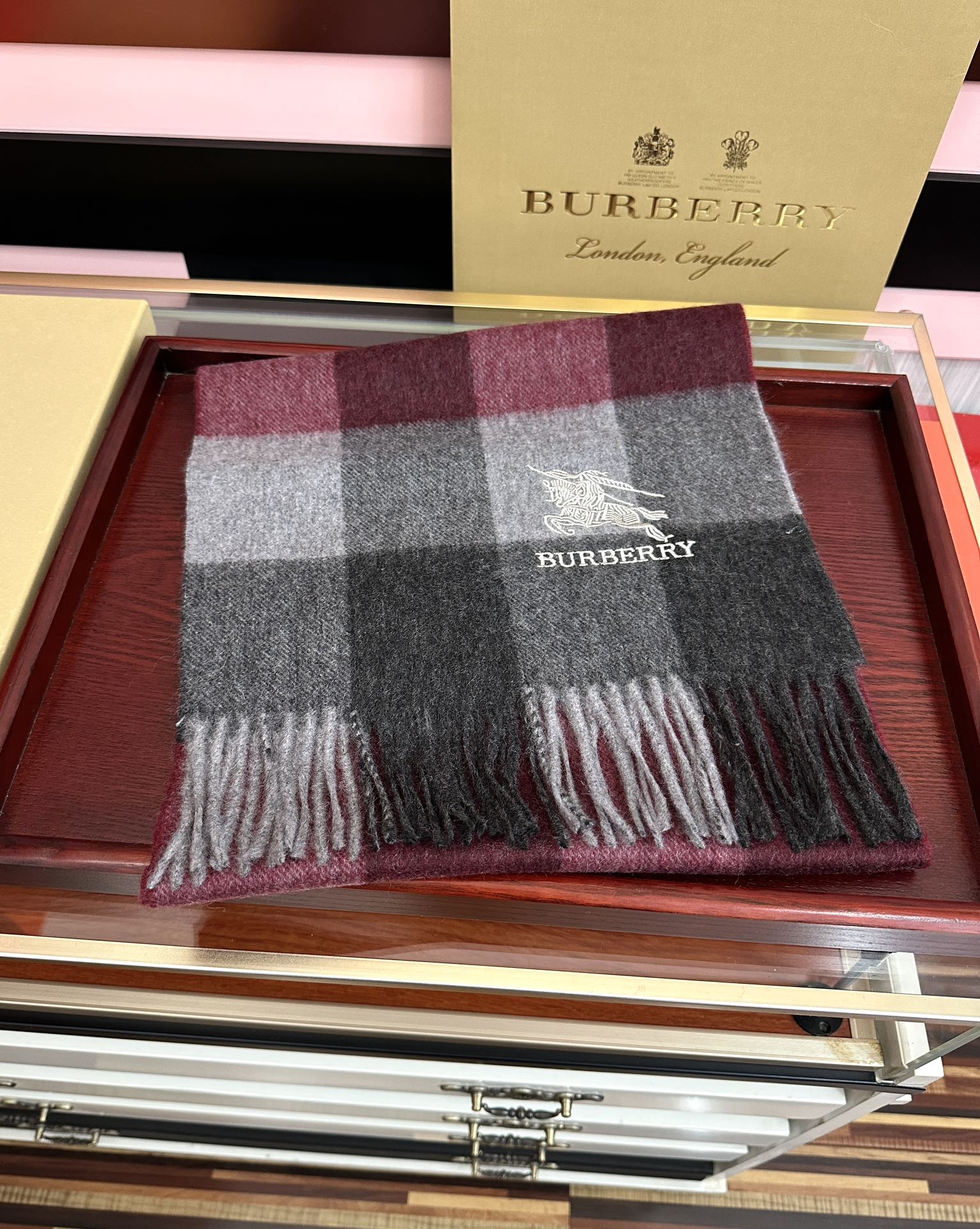 新款。巴宝莉100%羊绒 2026最爆款【采用内蒙古山羊绒】🎉男女士情侣款👫围巾‼️太美了😎让人耳目一新