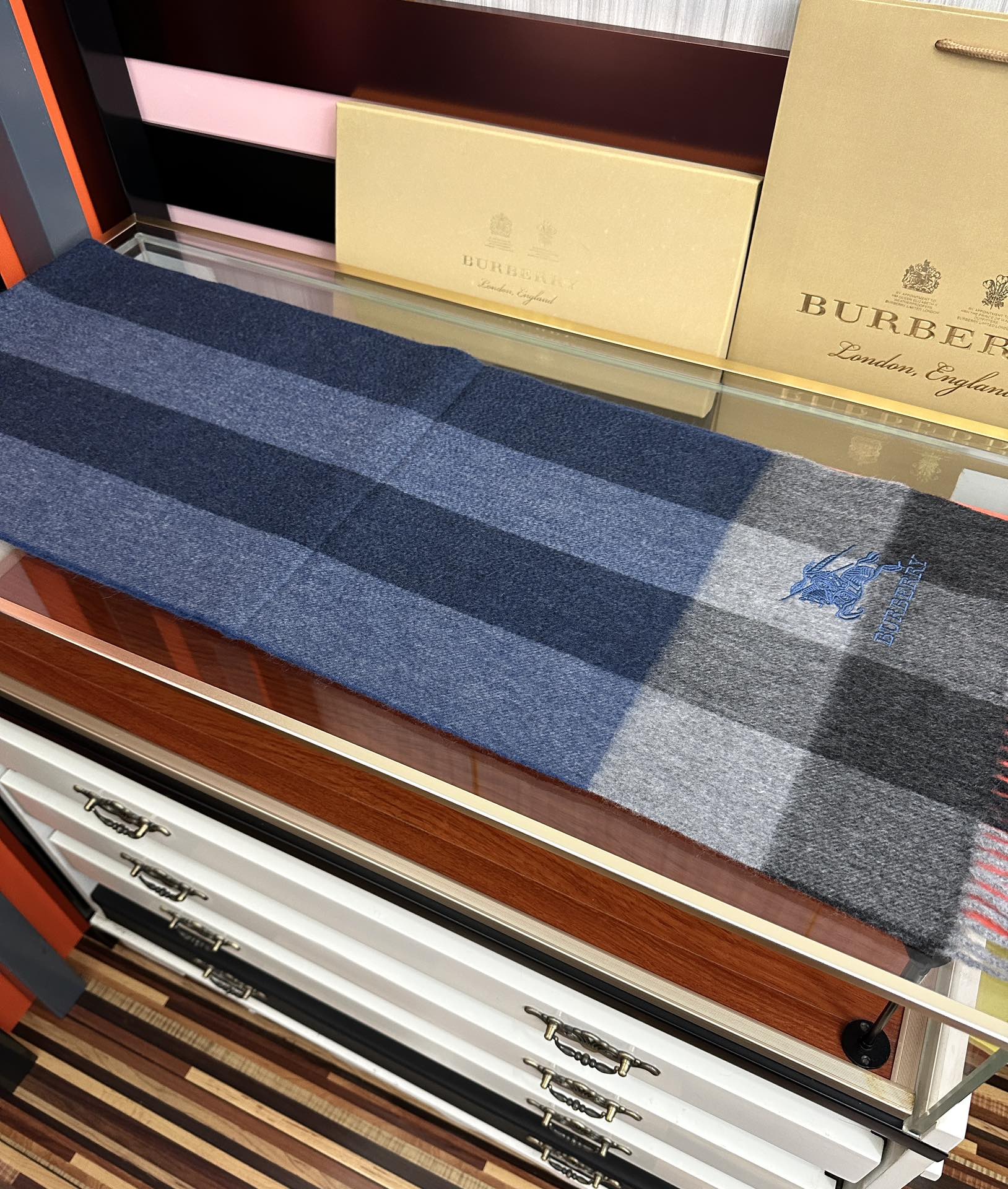 新款。巴宝莉100%羊绒 2026最爆款【采用内蒙古山羊绒】🎉男女士情侣款👫围巾‼️太美了😎让人耳目一新