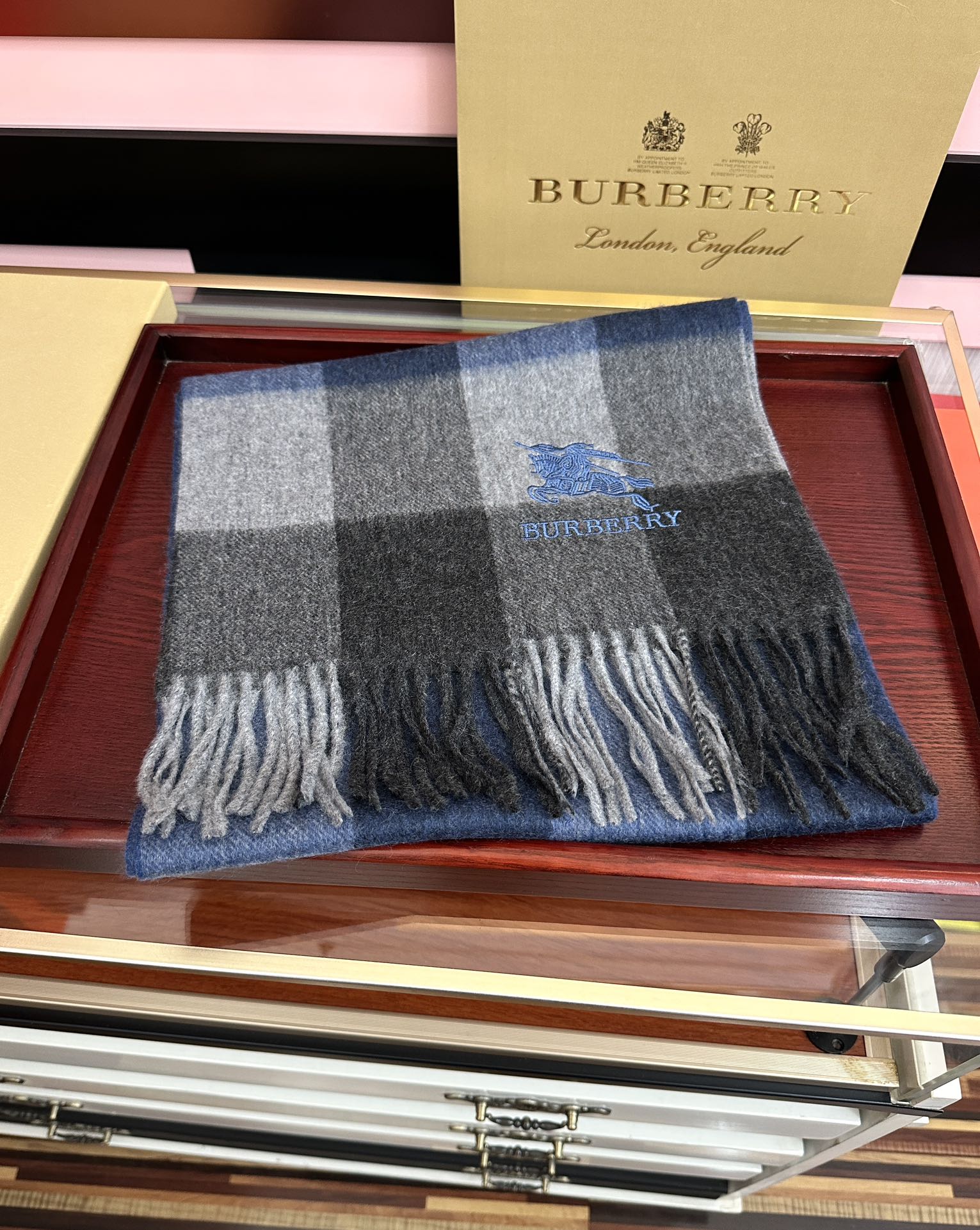 新款。巴宝莉100%羊绒 2026最爆款【采用内蒙古山羊绒】🎉男女士情侣款👫围巾‼️太美了😎让人耳目一新