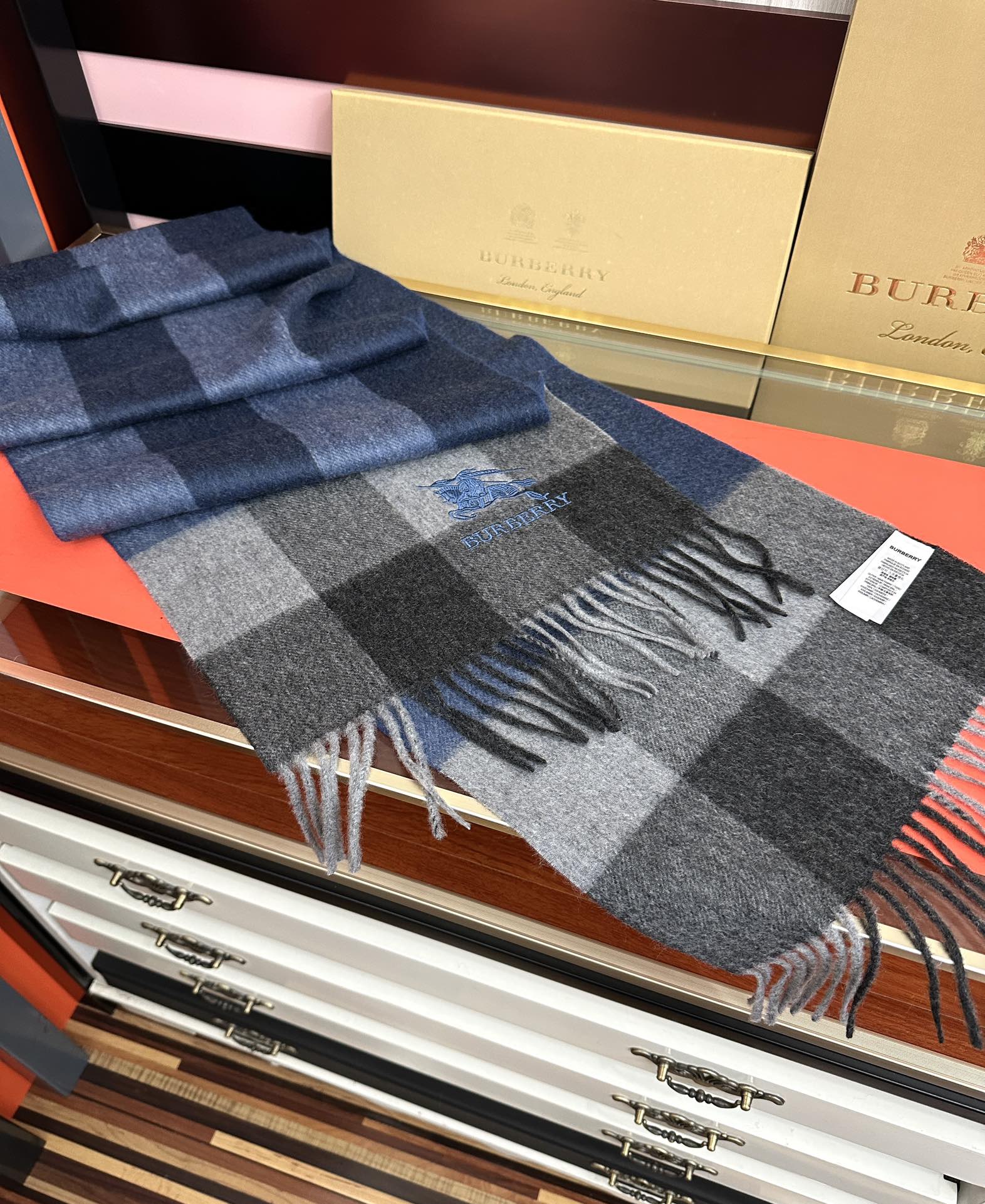 新款。巴宝莉100%羊绒 2026最爆款【采用内蒙古山羊绒】🎉男女士情侣款👫围巾‼️太美了😎让人耳目一新