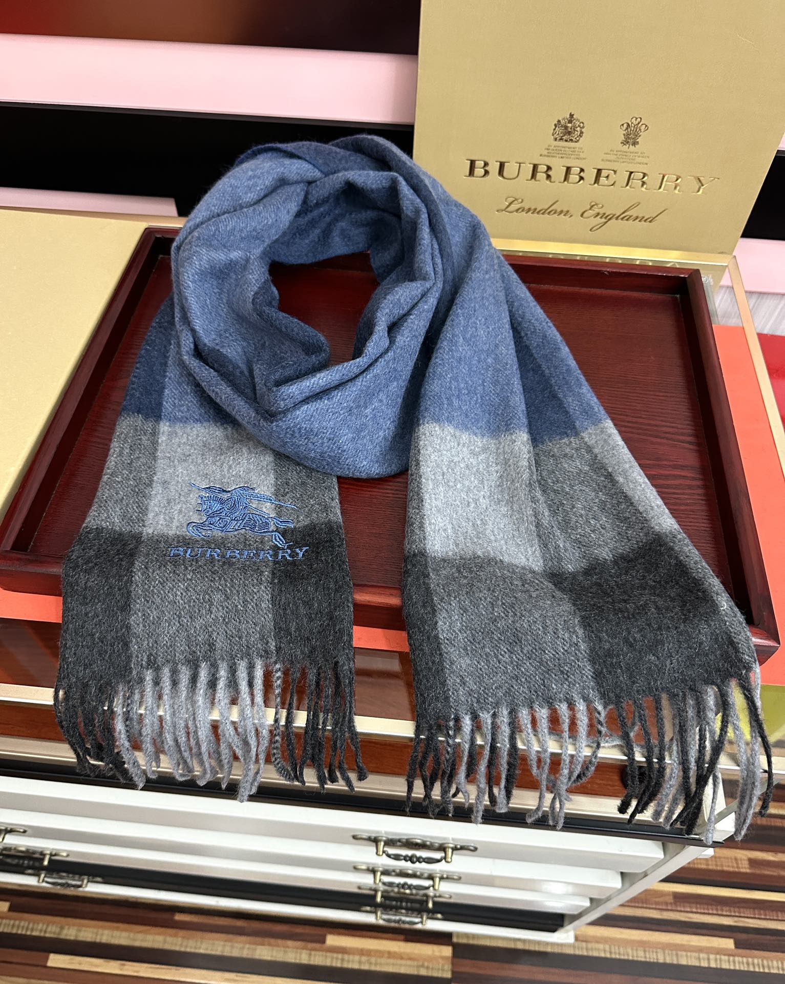 新款。巴宝莉100%羊绒 2026最爆款【采用内蒙古山羊绒】🎉男女士情侣款👫围巾‼️太美了😎让人耳目一新