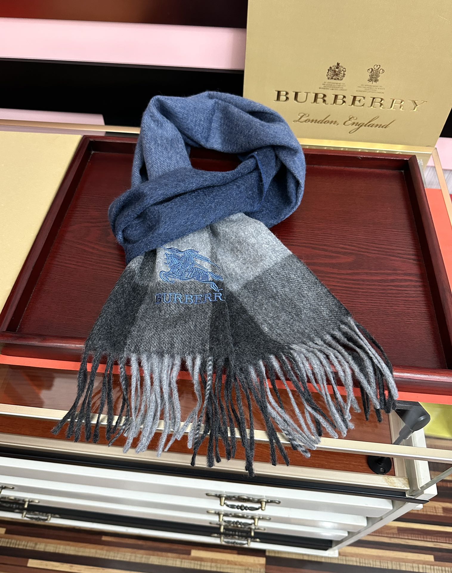 新款。巴宝莉100%羊绒 2026最爆款【采用内蒙古山羊绒】🎉男女士情侣款👫围巾‼️太美了😎让人耳目一新