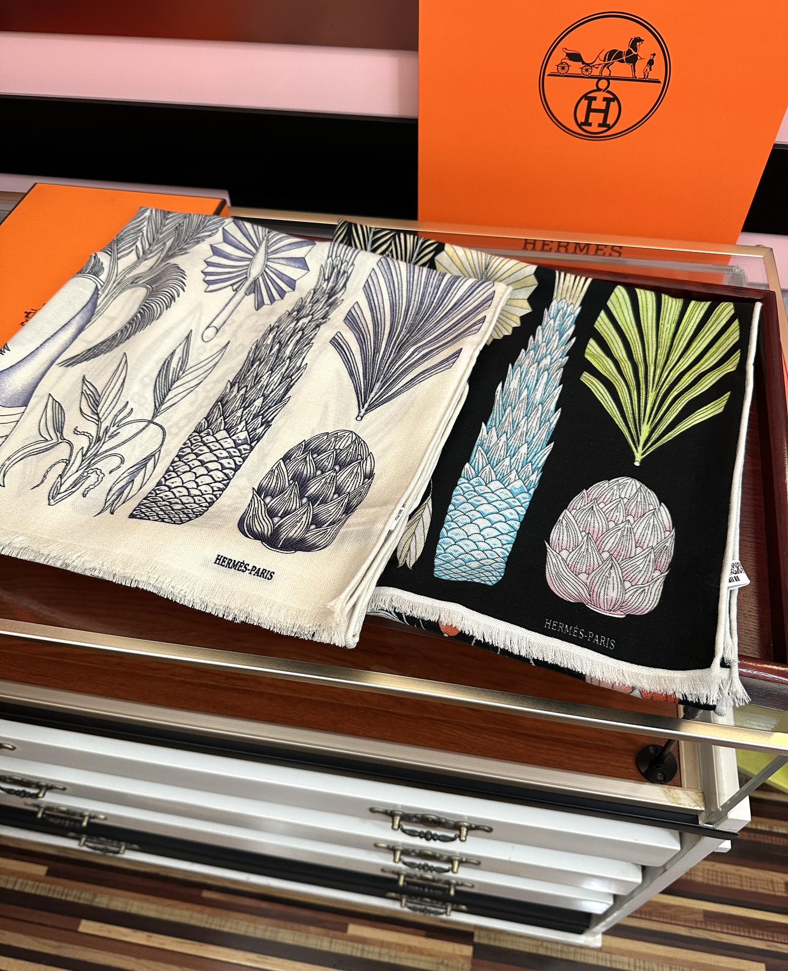 。爱马仕 太美了[吃瓜]下手一定要快[嘴唇]四季都可以用[勾引]真心美的让人非常非上身效果简直美翻了 品