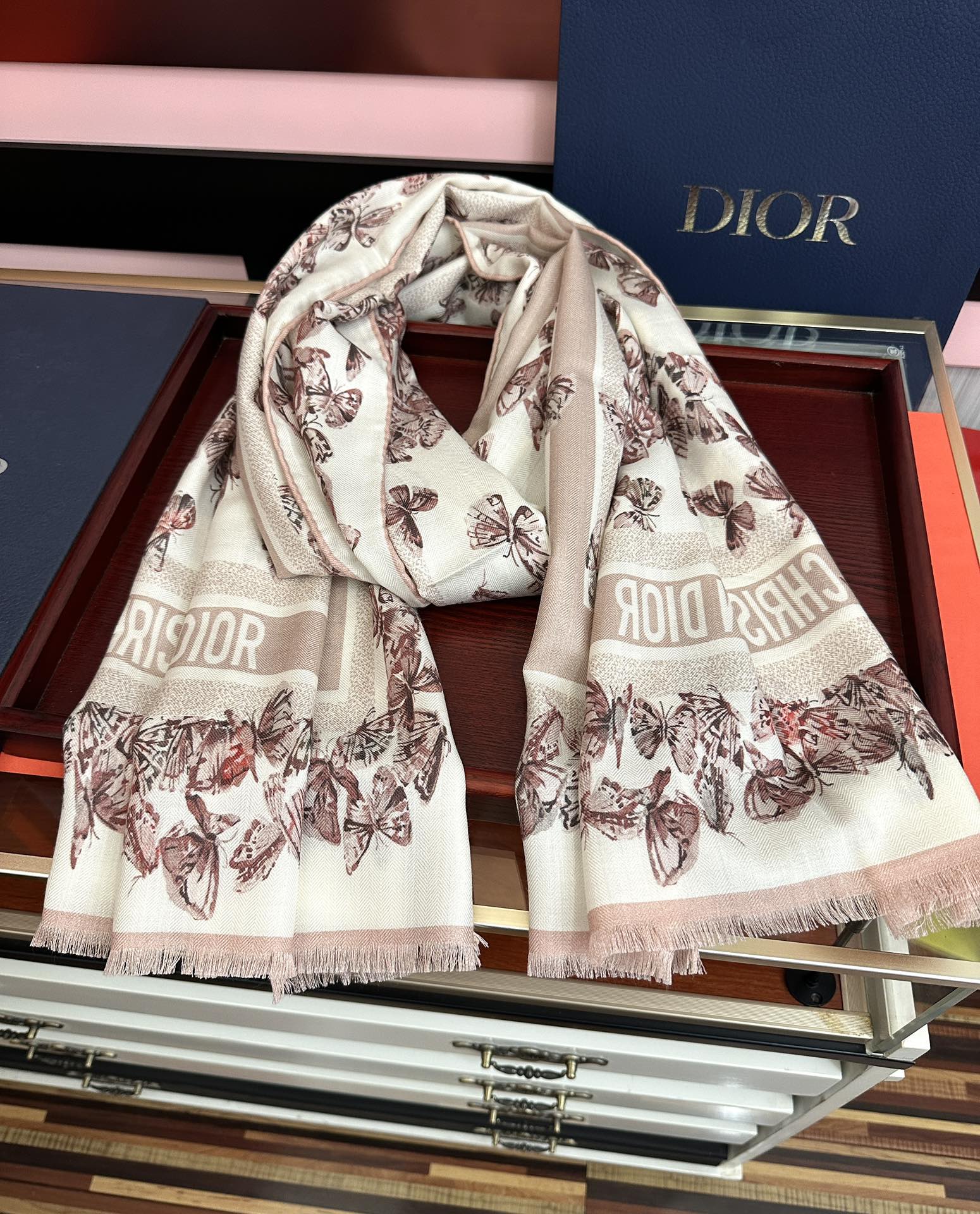 上新 迪奥。2011双面同色【蝴蝶🦋花朵系列】太美了[吃瓜]下手一定要快[嘴唇]四季都可以用[勾引]真心