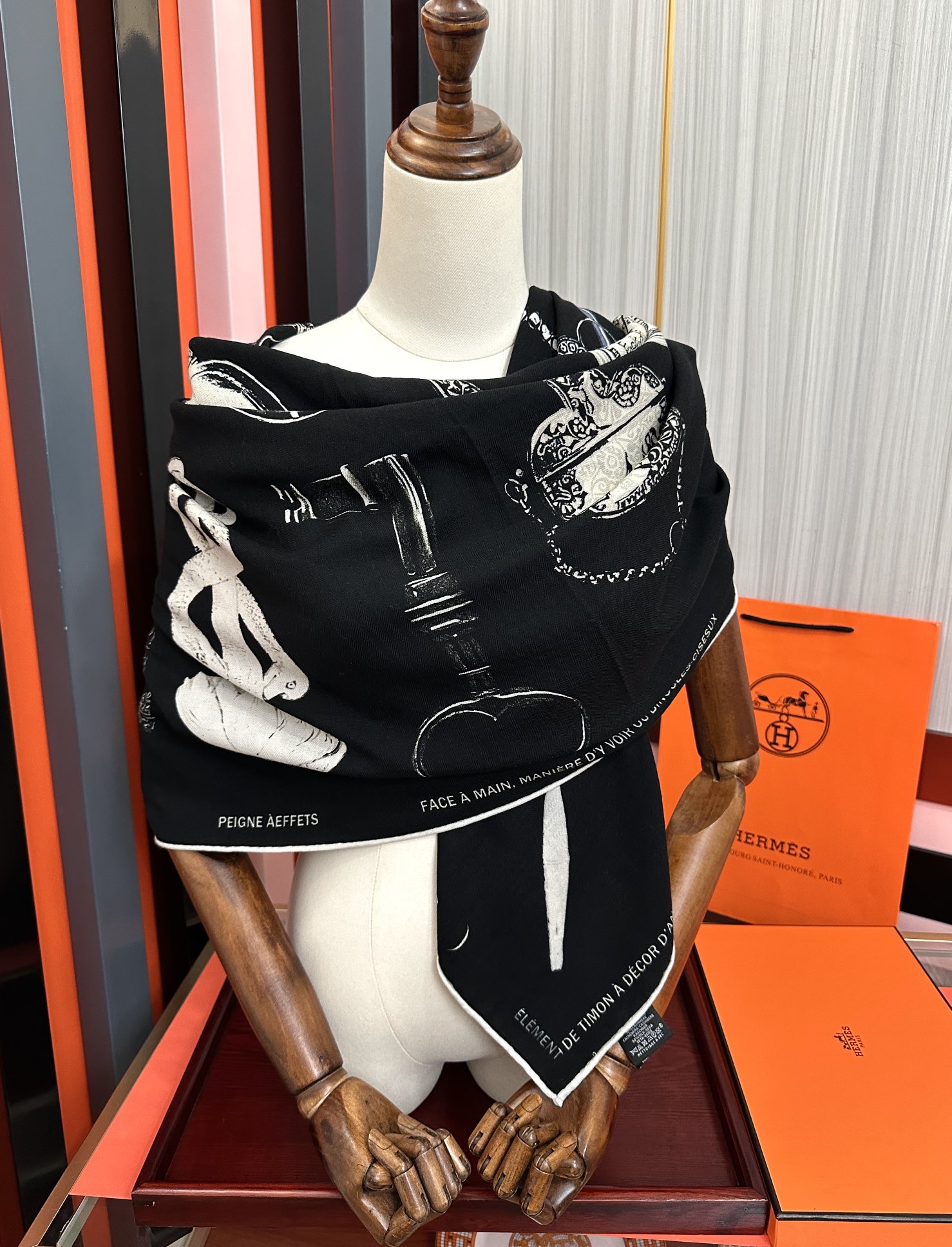 上新。爱马仕 【型影相随】2026新款[爱心] 新一季丝巾[太阳]我就不推荐了回头分享一下部分复刻款的老