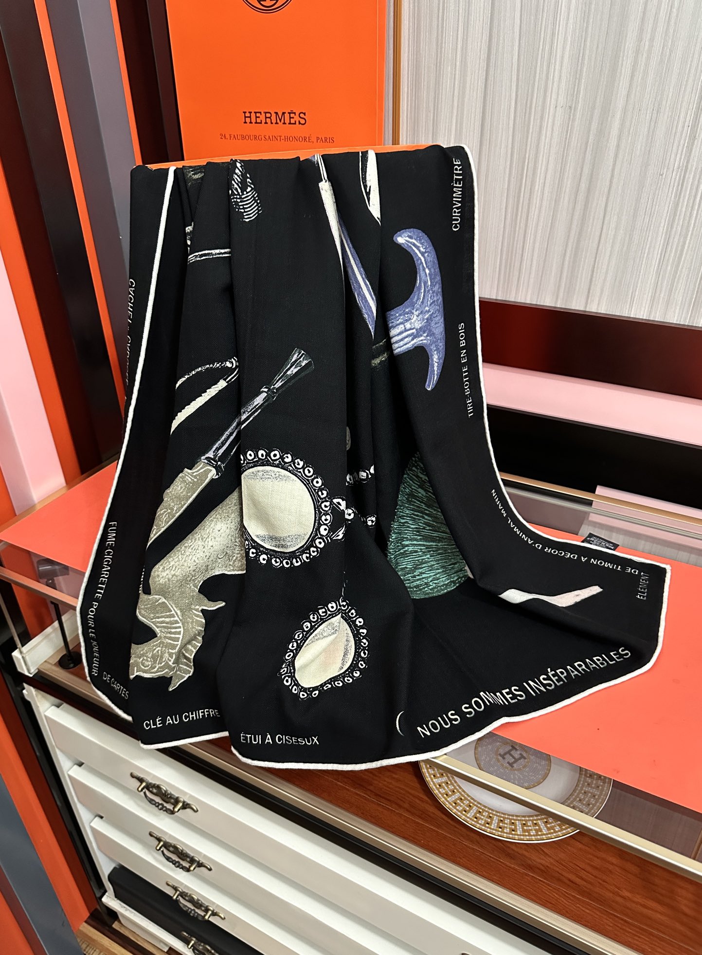 上新。爱马仕 【型影相随】2026新款[爱心] 新一季丝巾[太阳]我就不推荐了回头分享一下部分复刻款的老