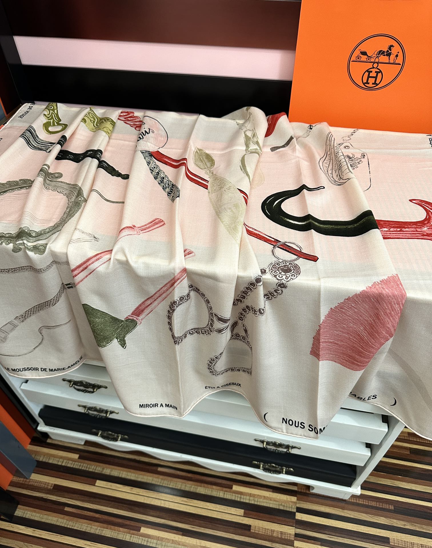 上新。爱马仕 【型影相随】2026新款[爱心] 新一季丝巾[太阳]我就不推荐了回头分享一下部分复刻款的老