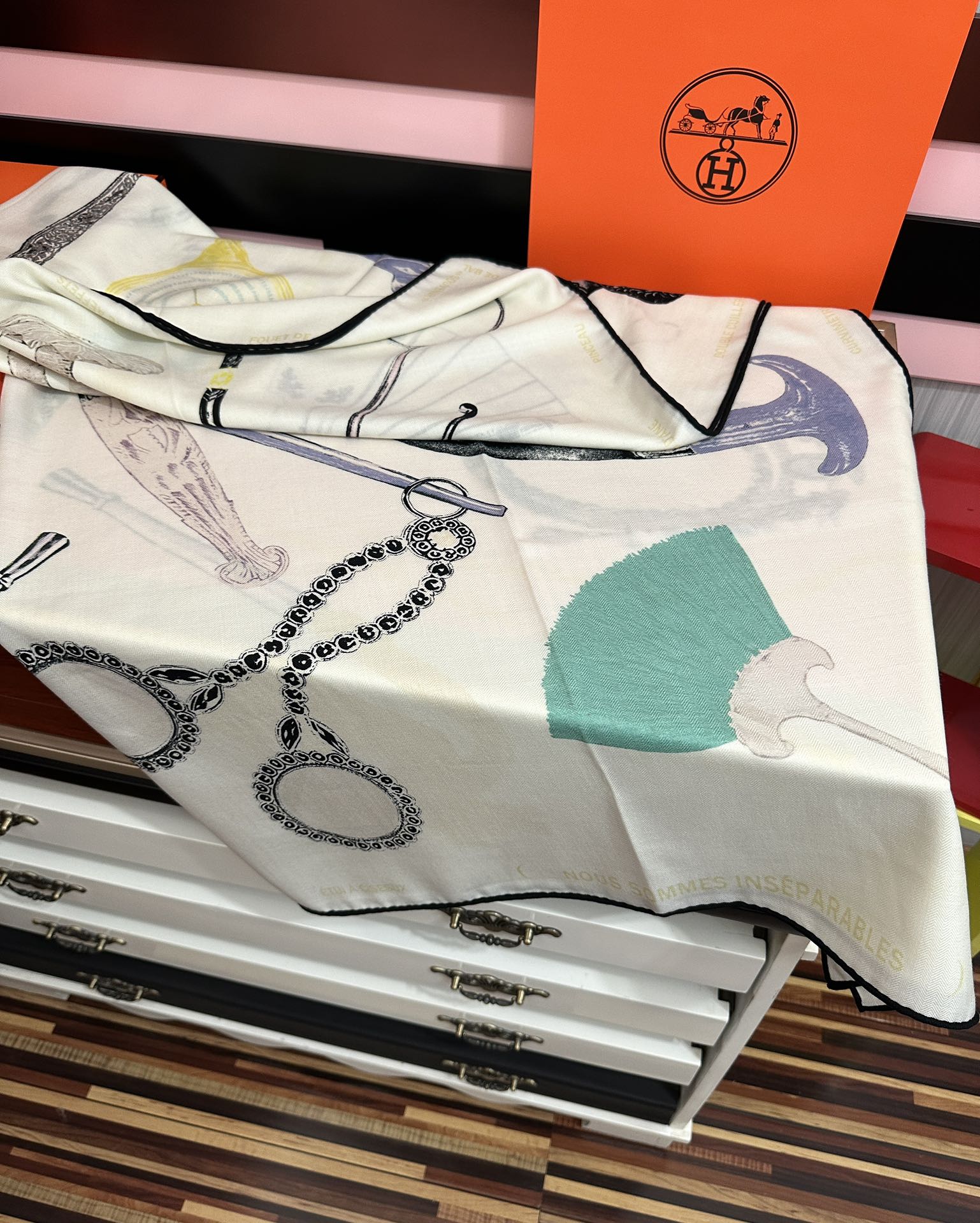 上新。爱马仕 【型影相随】2026新款[爱心] 新一季丝巾[太阳]我就不推荐了回头分享一下部分复刻款的老