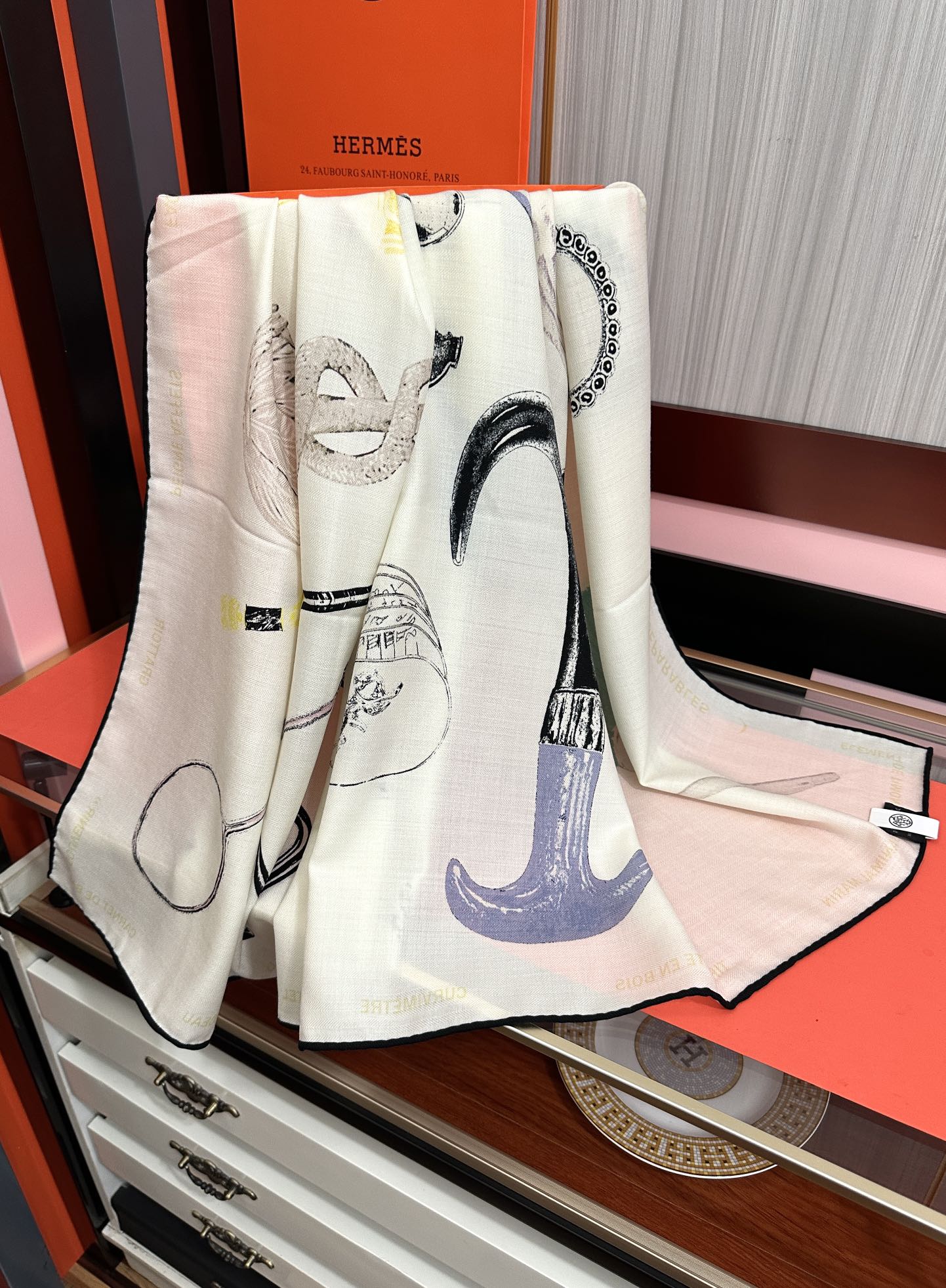 上新。爱马仕 【型影相随】2026新款[爱心] 新一季丝巾[太阳]我就不推荐了回头分享一下部分复刻款的老