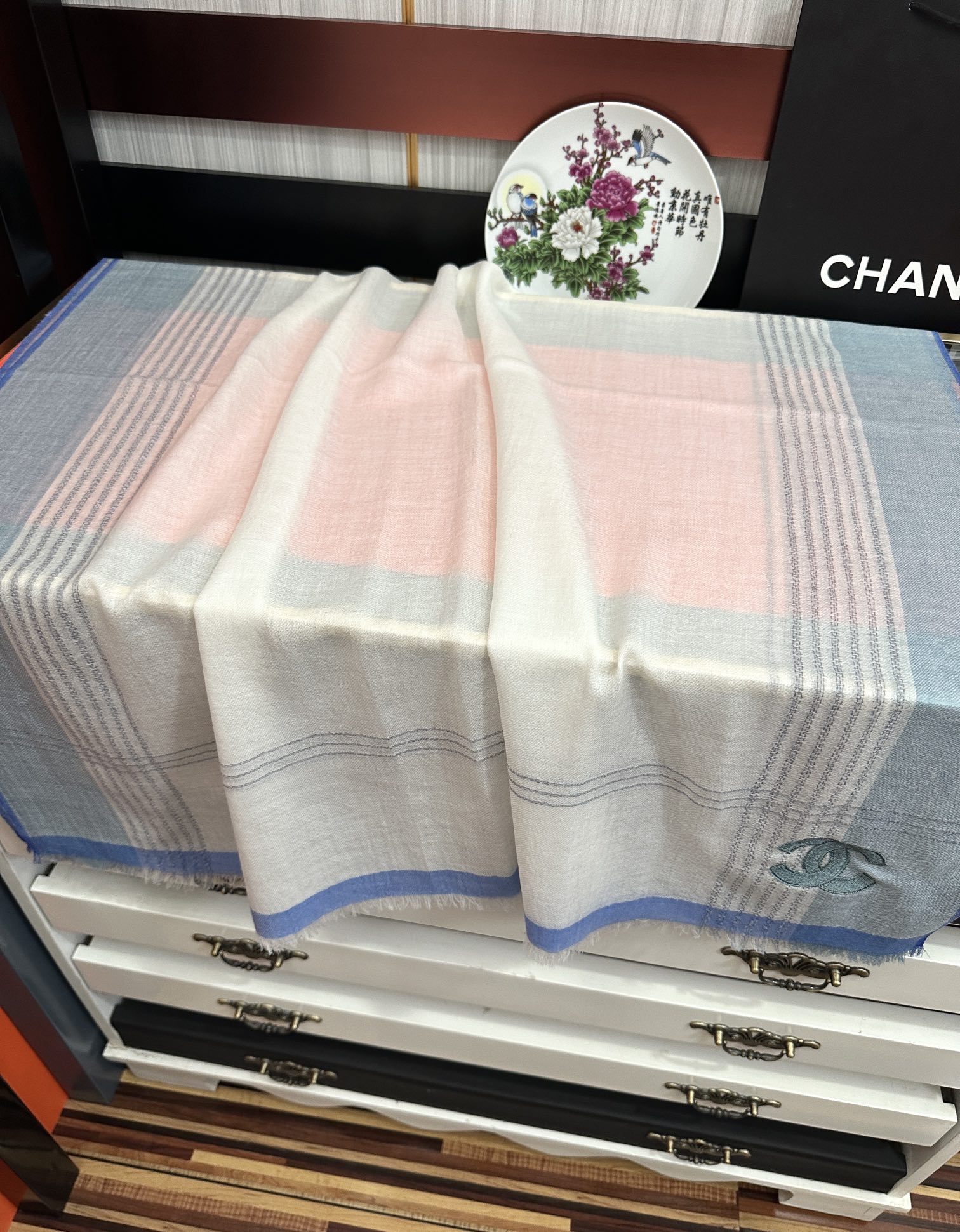 上新。2011 小香👍采用内蒙古羊绒，重磅推荐🎀太美了👓火爆，人人都喜欢💕时潮人都有好几条围巾放在衣橱，