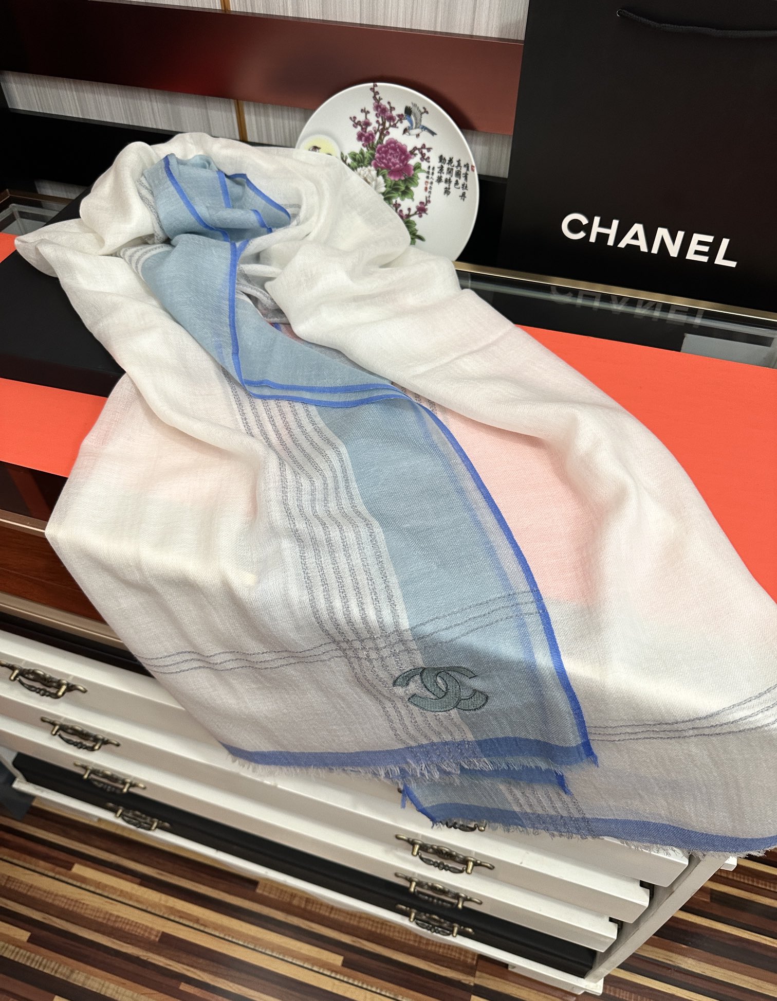 上新。2011 小香👍采用内蒙古羊绒，重磅推荐🎀太美了👓火爆，人人都喜欢💕时潮人都有好几条围巾放在衣橱，